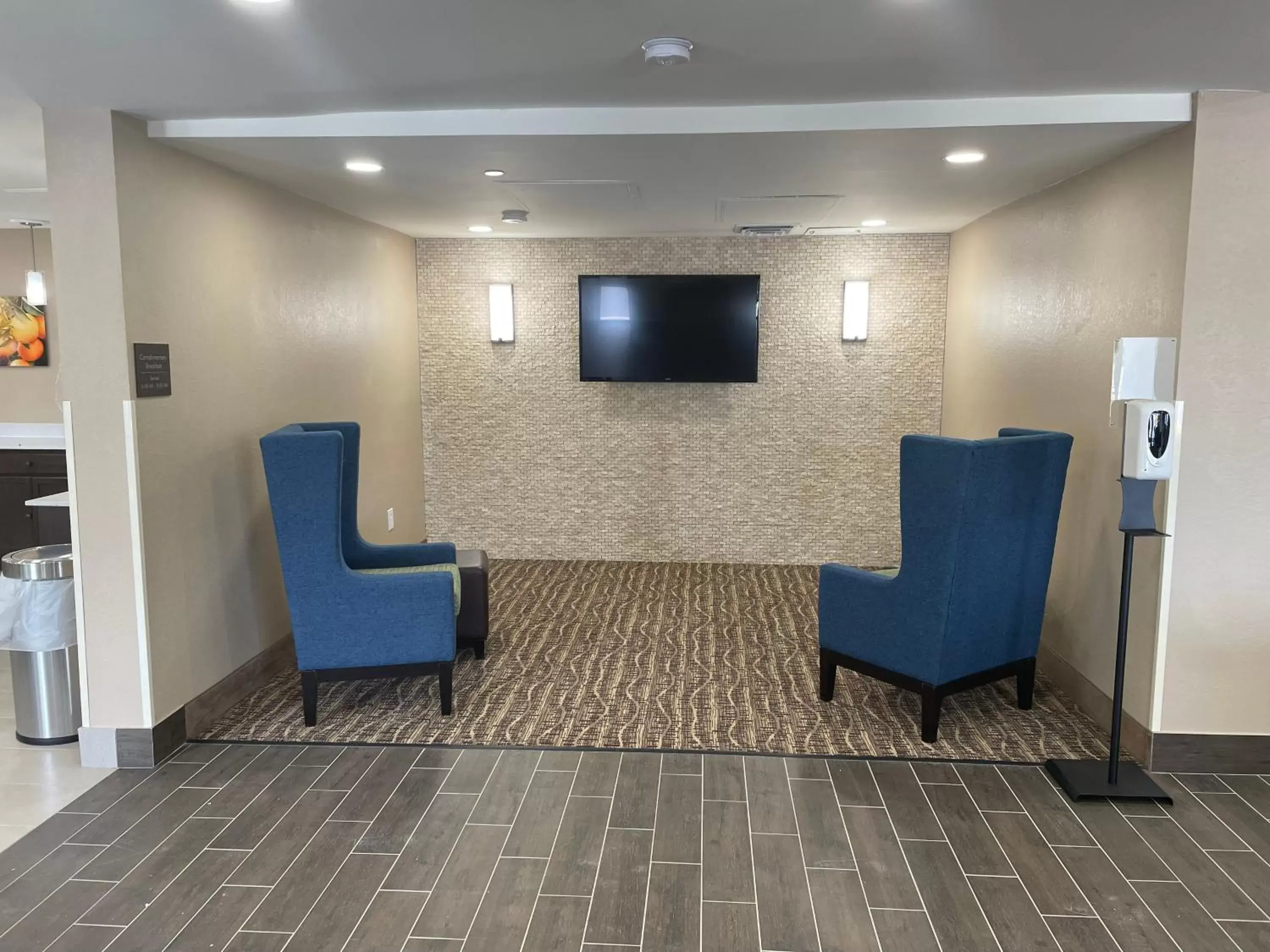 Communal lounge/ TV room, Seating Area in Comfort Inn & Suites Spring Lake - Fayetteville Near Fort Liberty