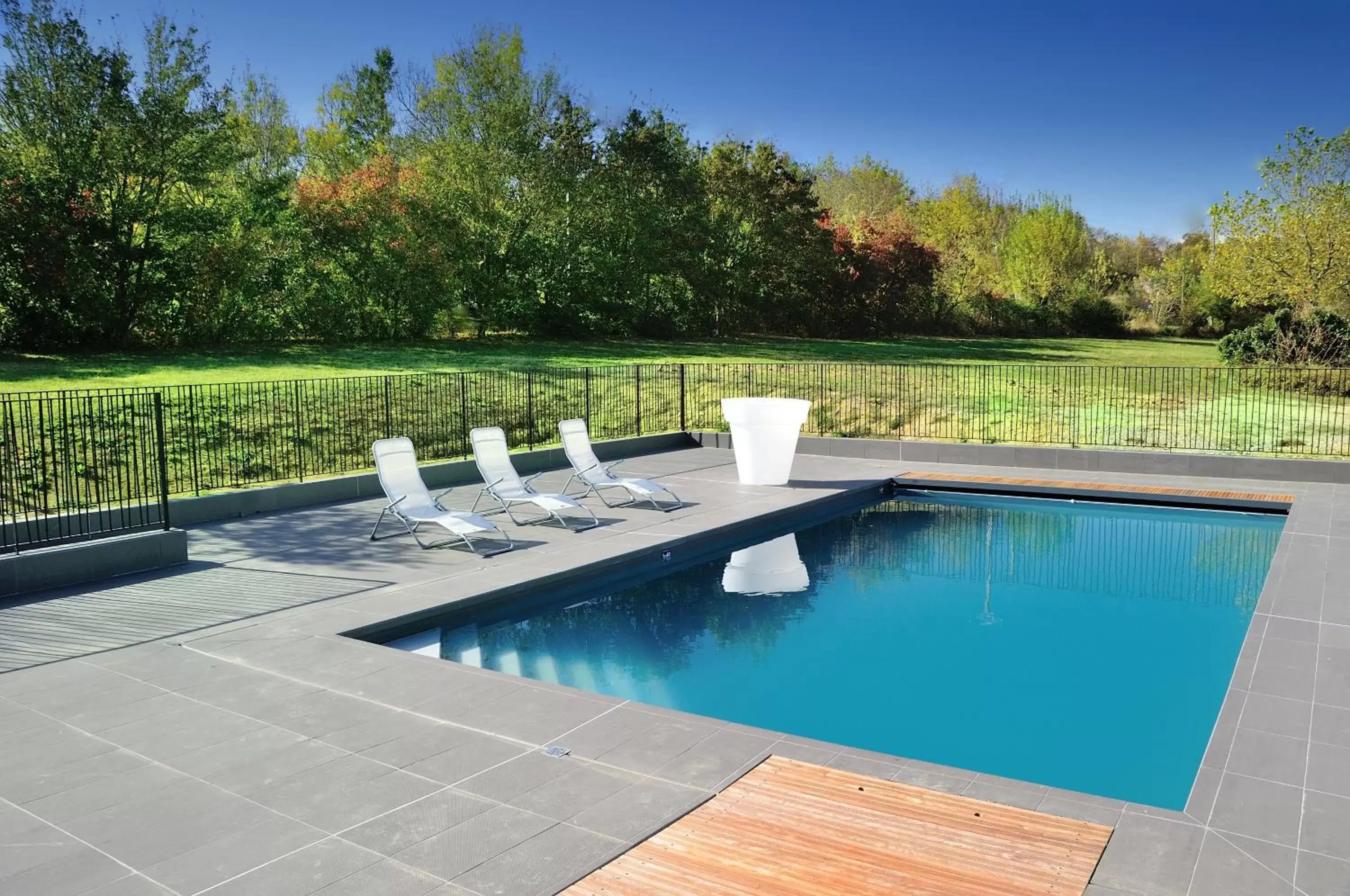 Swimming Pool in Relais Fasthotel Port Lauragais