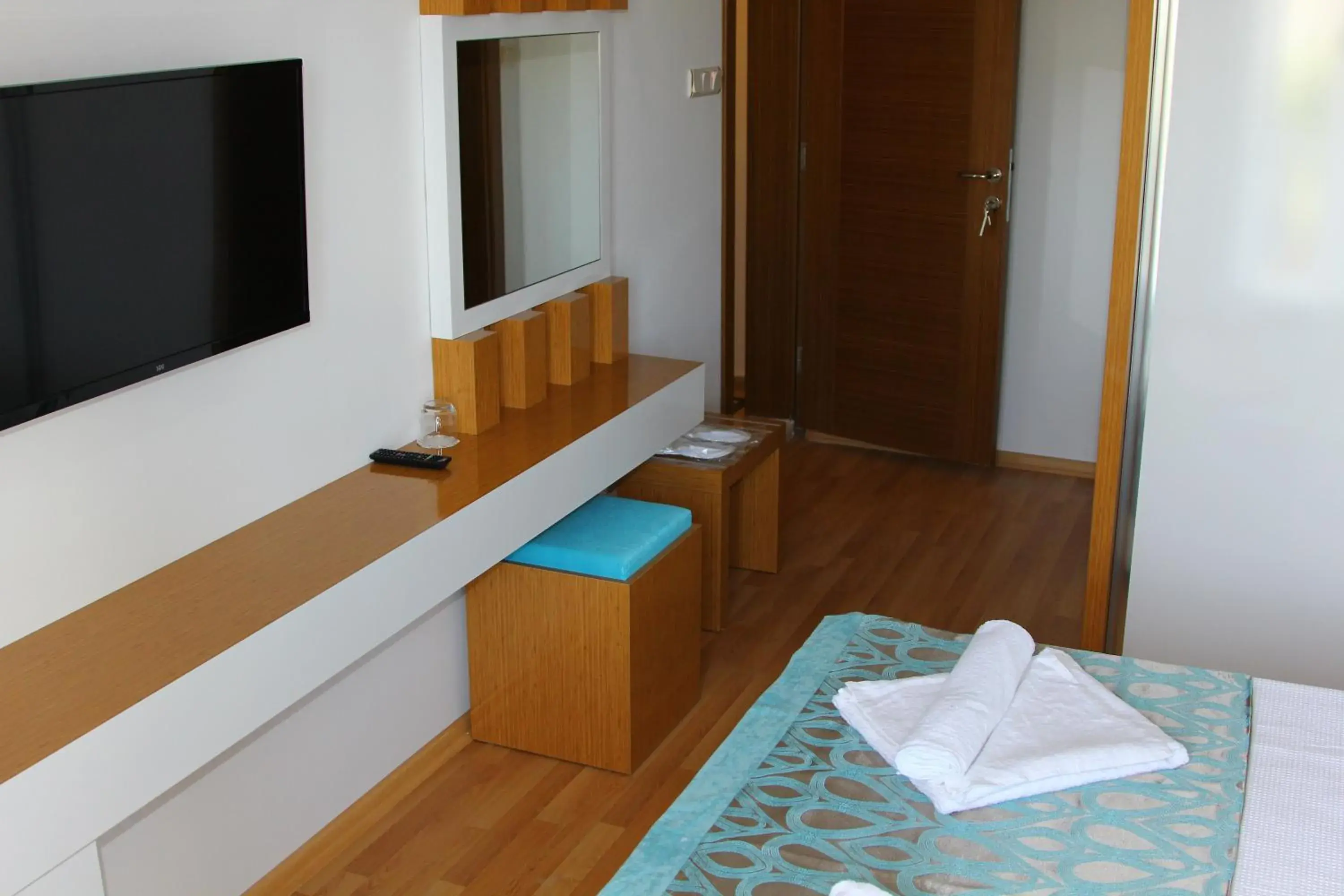 Bed, TV/Entertainment Center in Esperanza Boutique Hotel