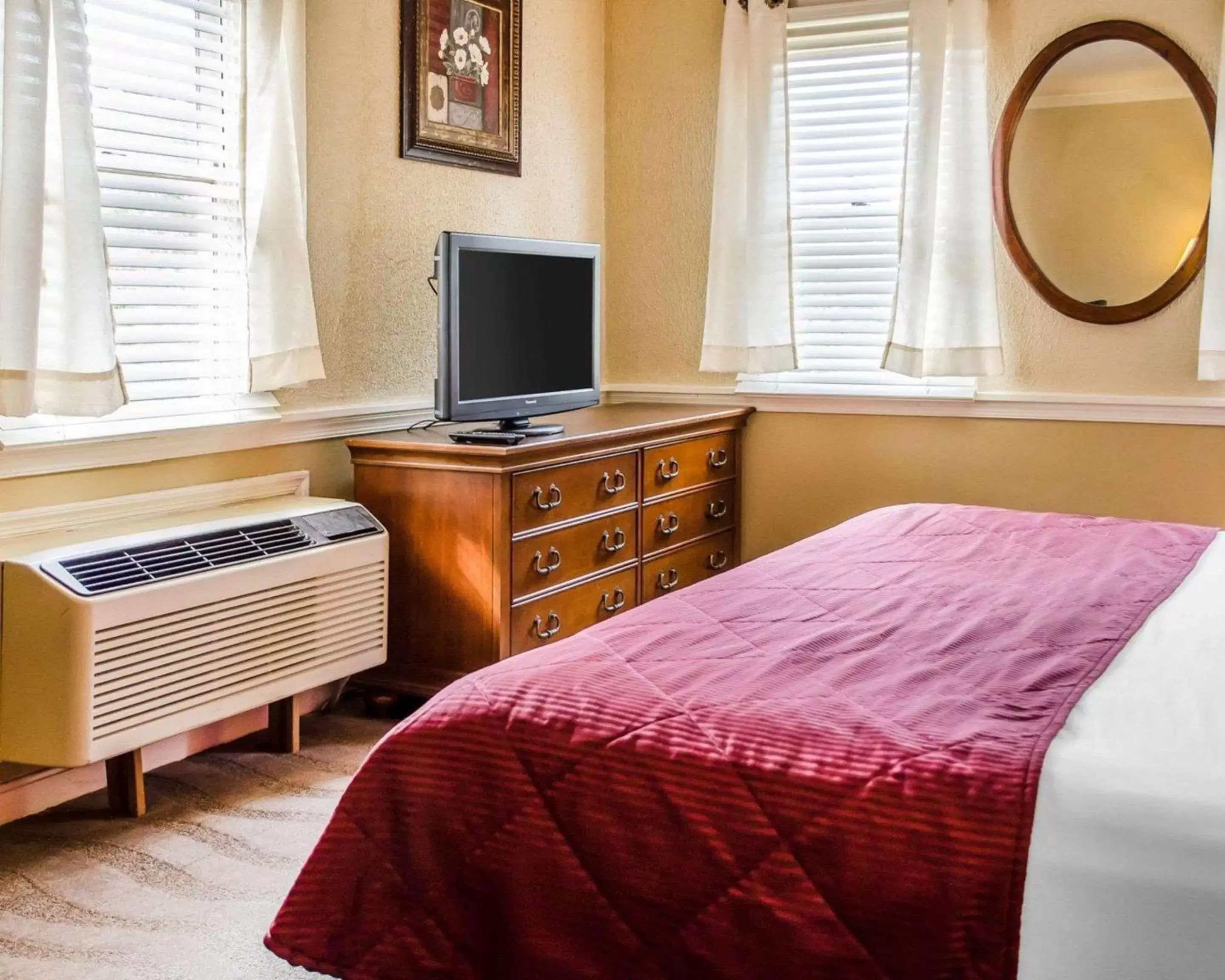 Photo of the whole room, Bed in Clarion Inn Strasburg - Lancaster