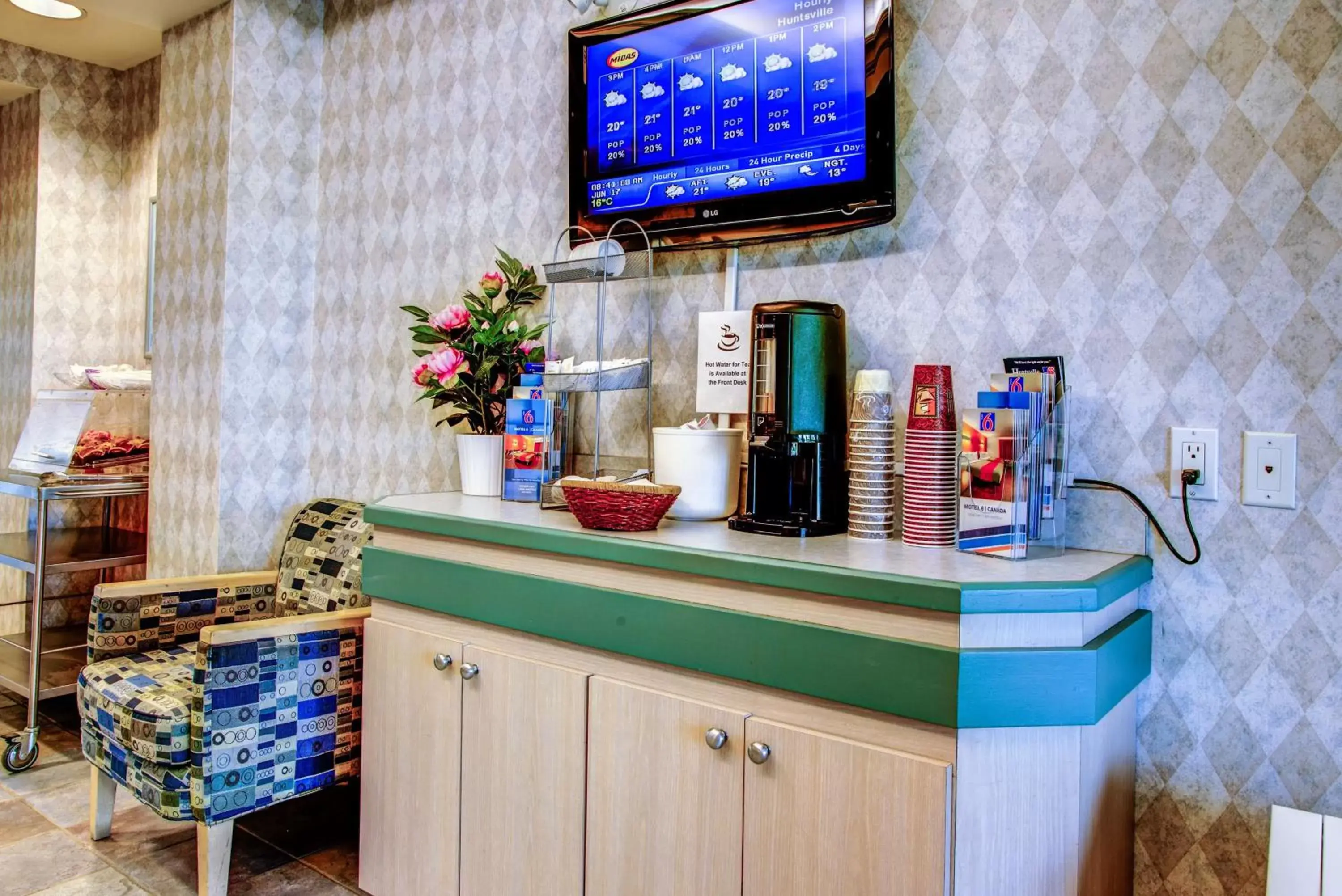 TV and multimedia, Coffee/Tea Facilities in Motel 6-Huntsville, ON