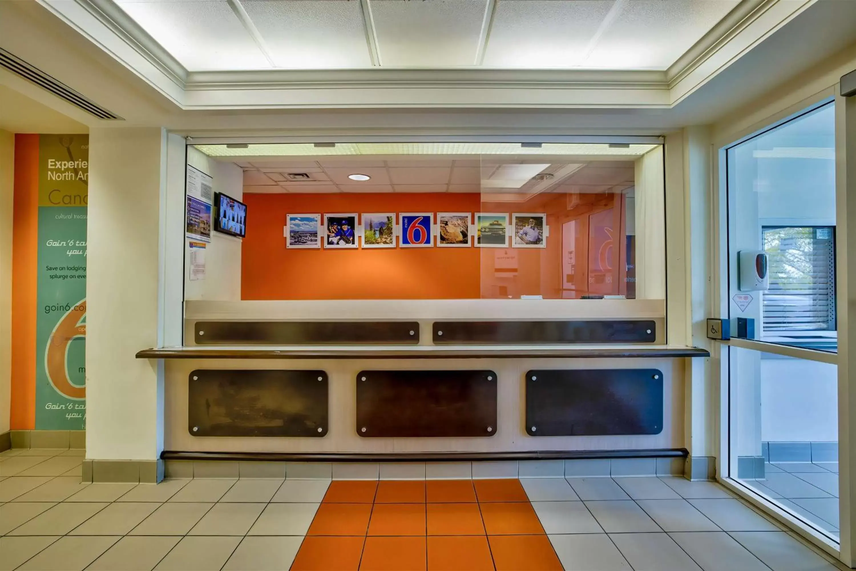 Lobby or reception in Motel 6-Burlington, ON - Toronto West - Oakville