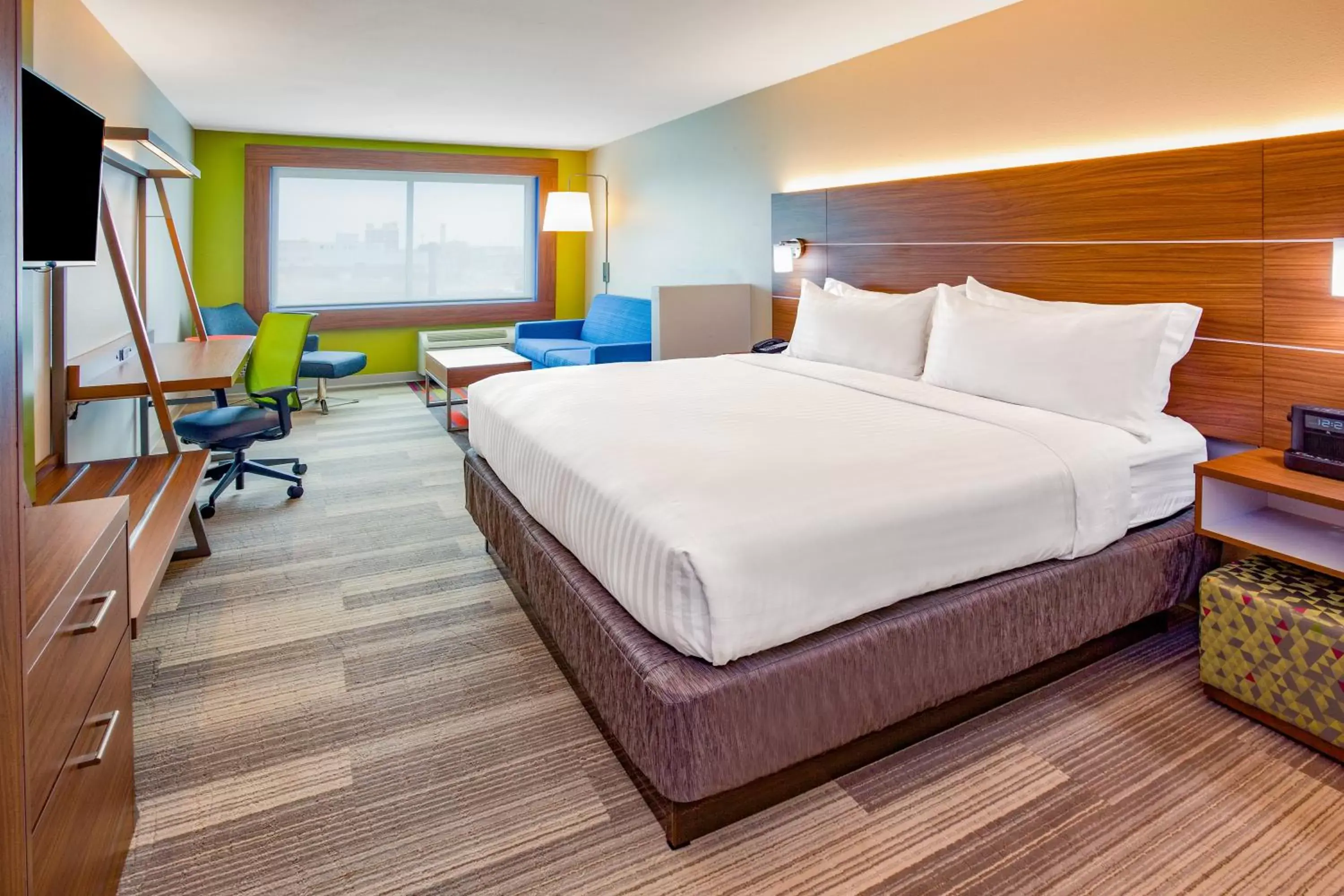 Photo of the whole room, Bed in Holiday Inn Express and Suites Des Moines Downtown, an IHG Hotel