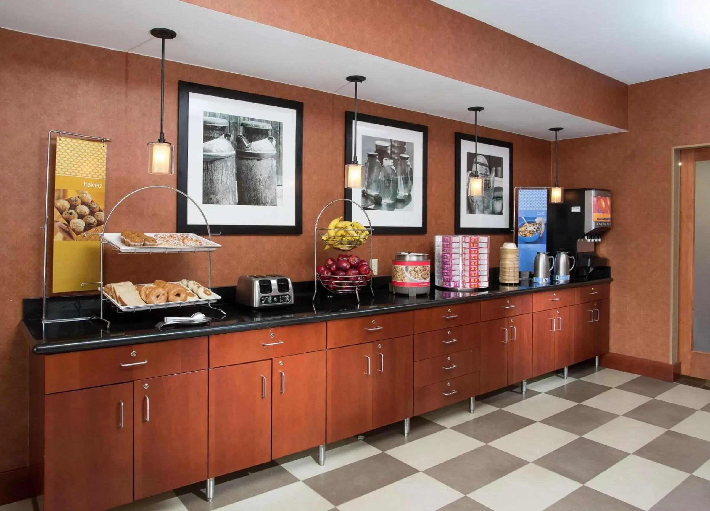 Breakfast, Kitchen/Kitchenette in Hampton Inn Denver/Northwest/Westminster