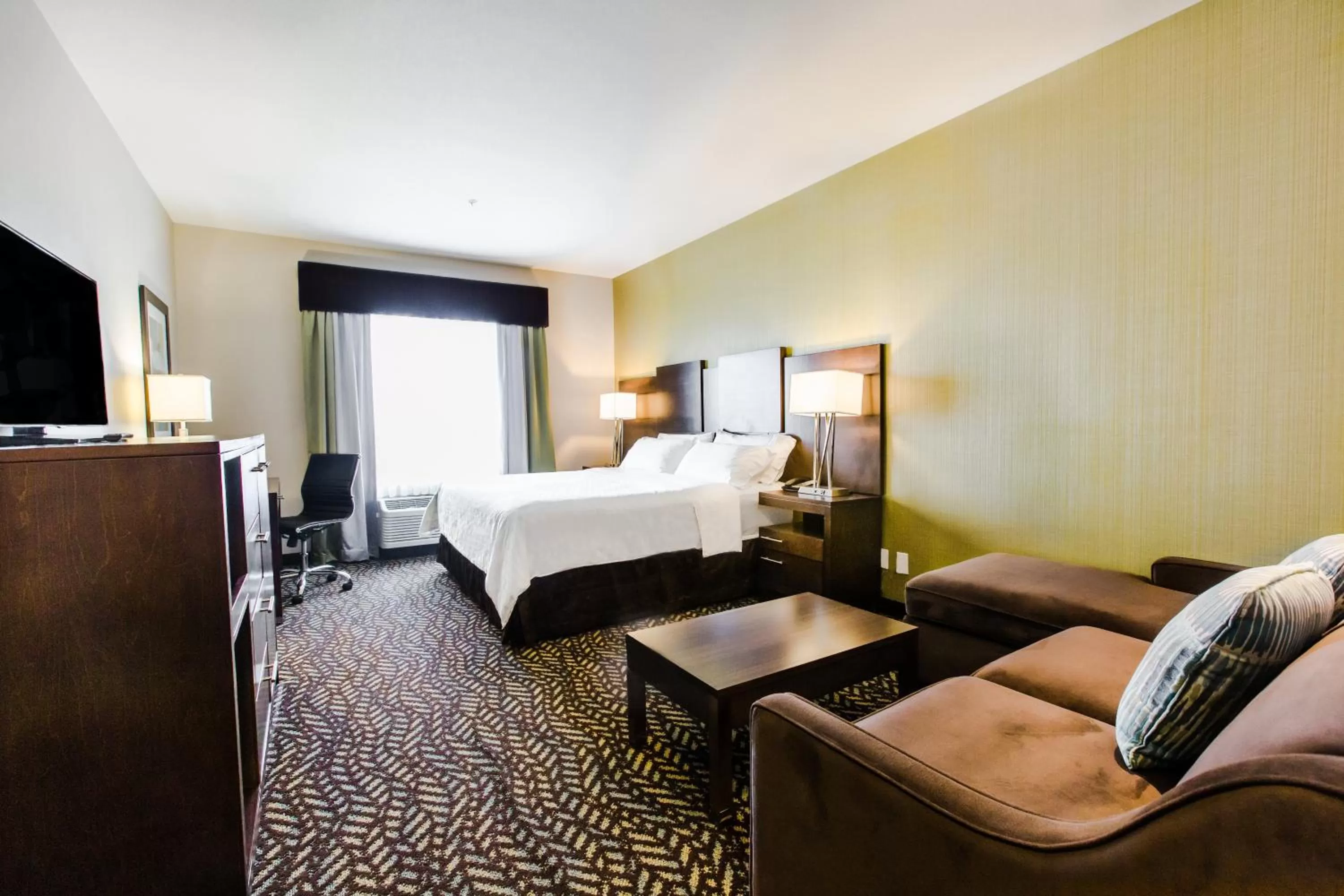 Photo of the whole room, Bed in Holiday Inn Express & Suites Spruce Grove - Stony Plain by IHG