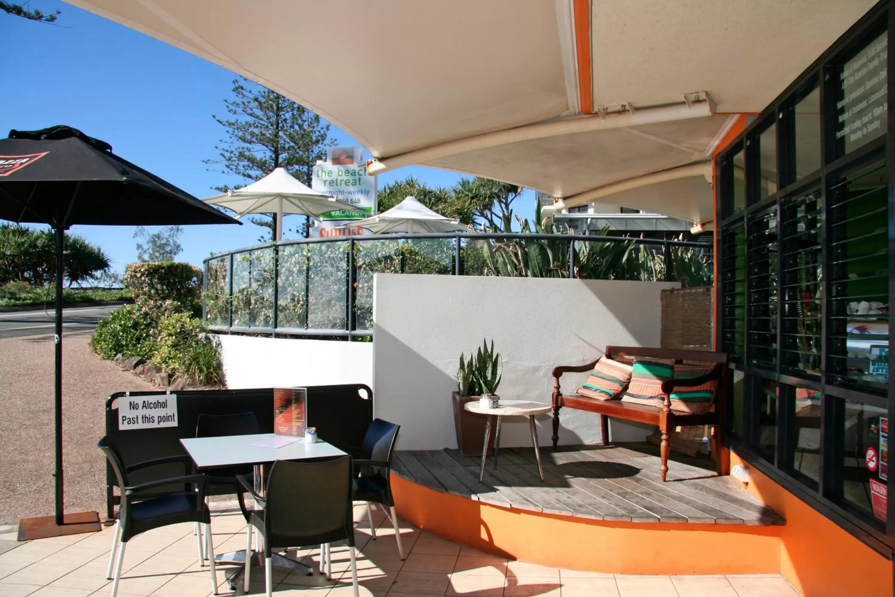Patio, Restaurant/Places to Eat in The Beach Retreat Coolum