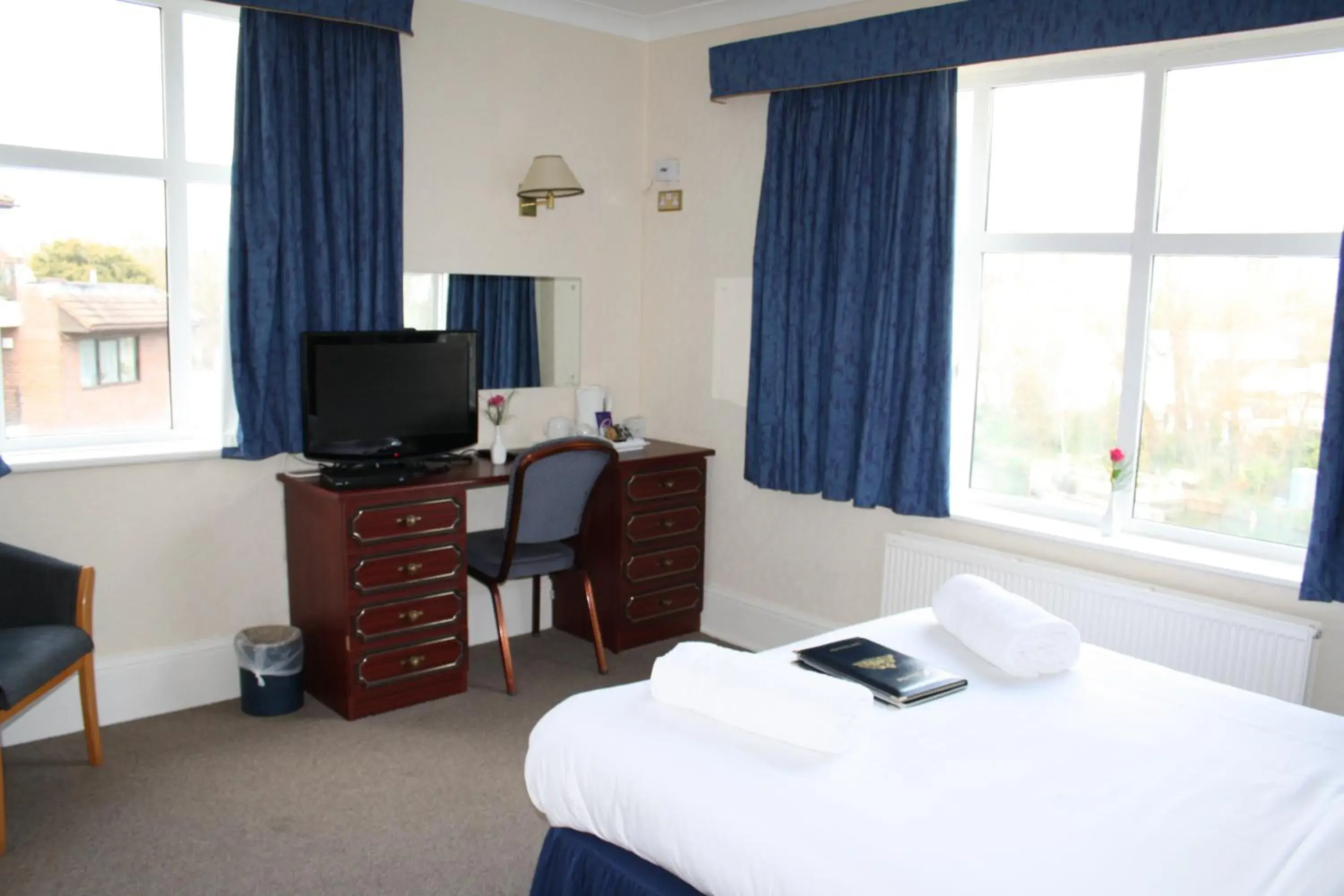 Bedroom, TV/Entertainment Center in The Thames Hotel