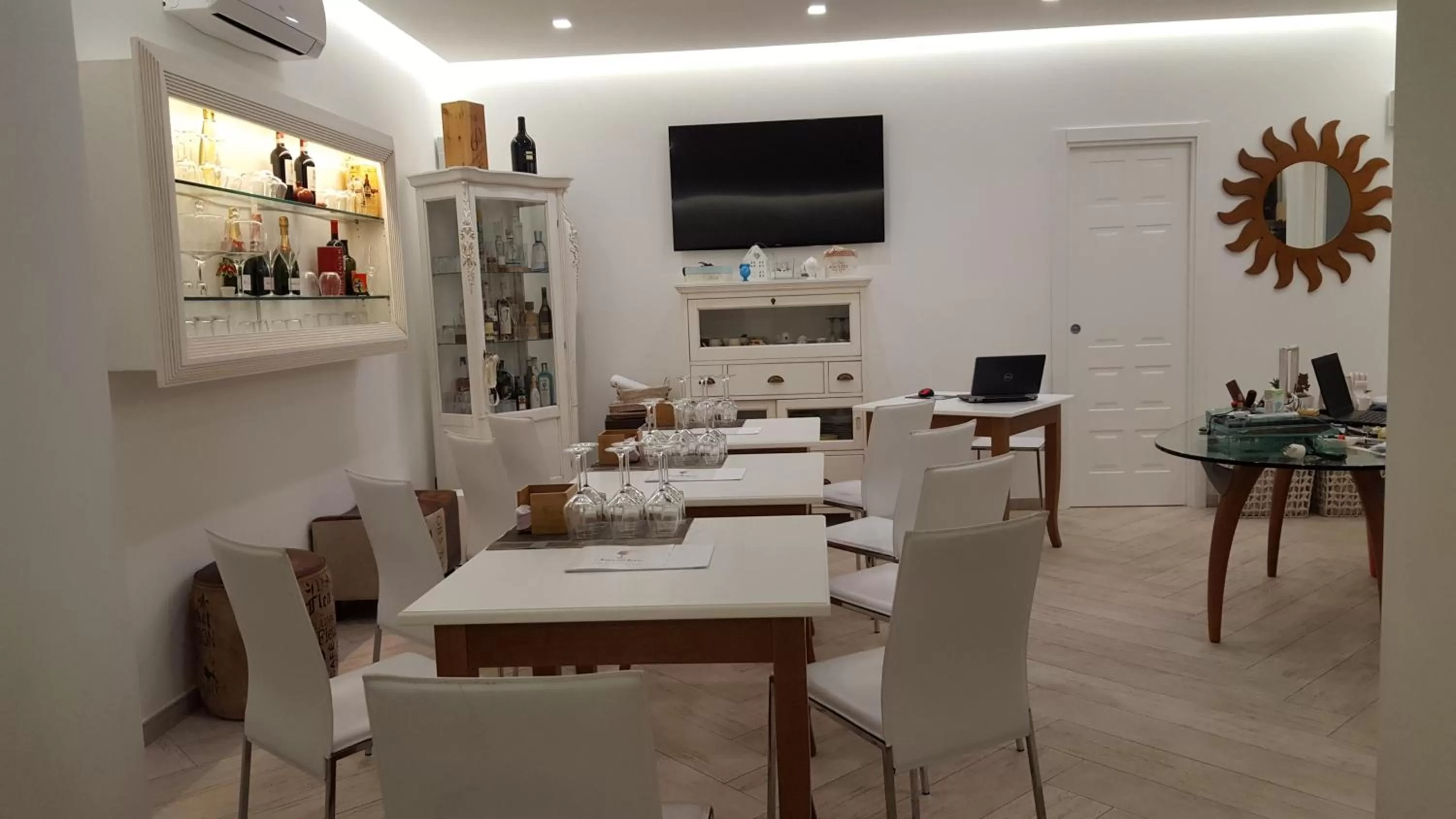 Communal lounge/ TV room, Restaurant/Places to Eat in Bed and Breakfast Sun Wine