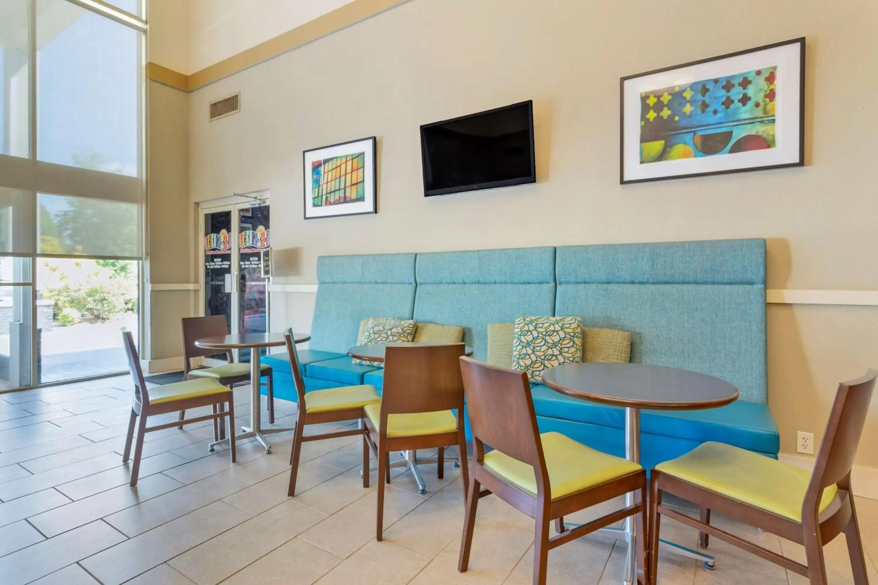 Lobby or reception, Seating Area in Best Western Hendersonville Inn