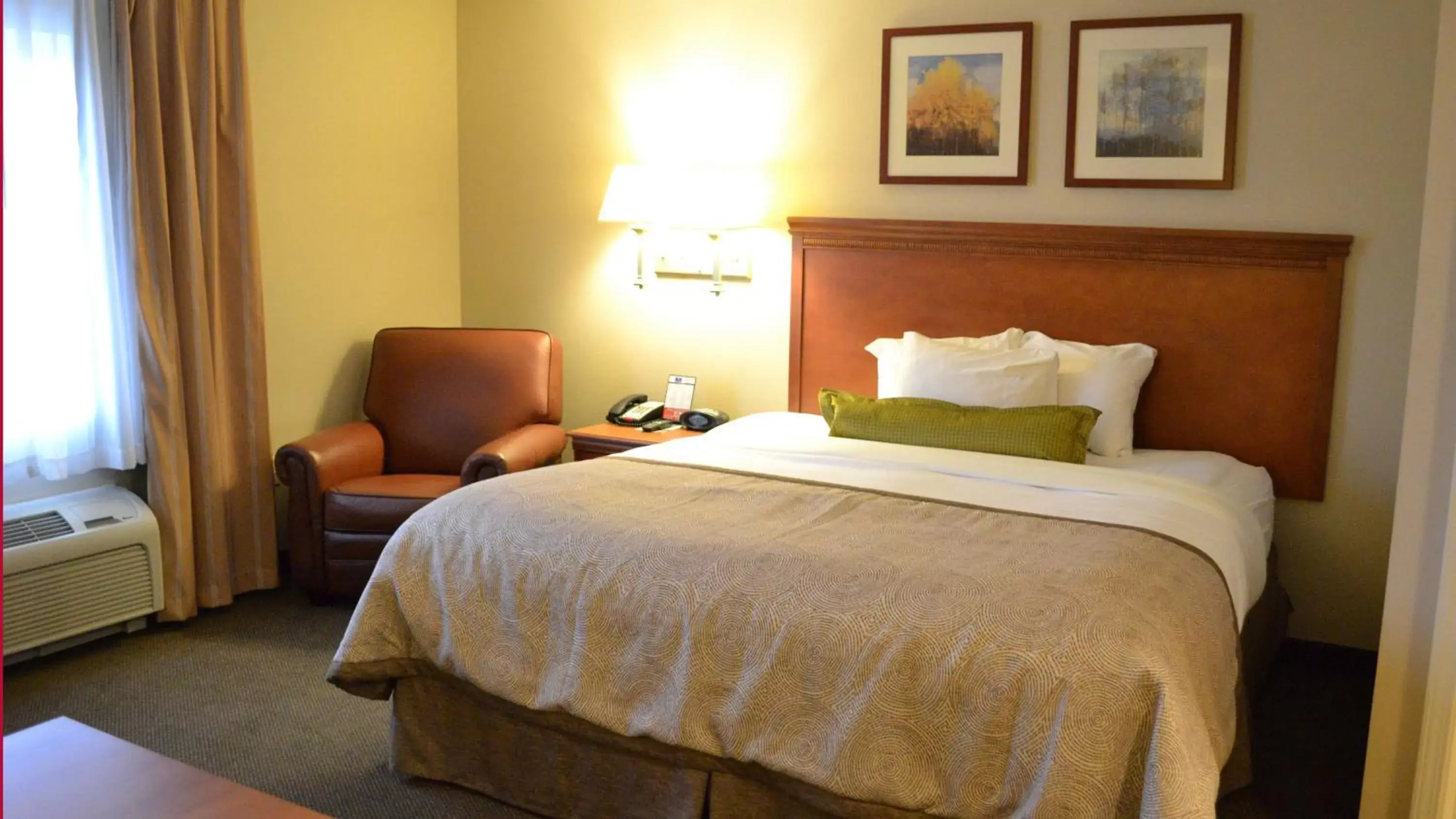 Photo of the whole room, Bed in Candlewood Suites Kalamazoo, an IHG Hotel