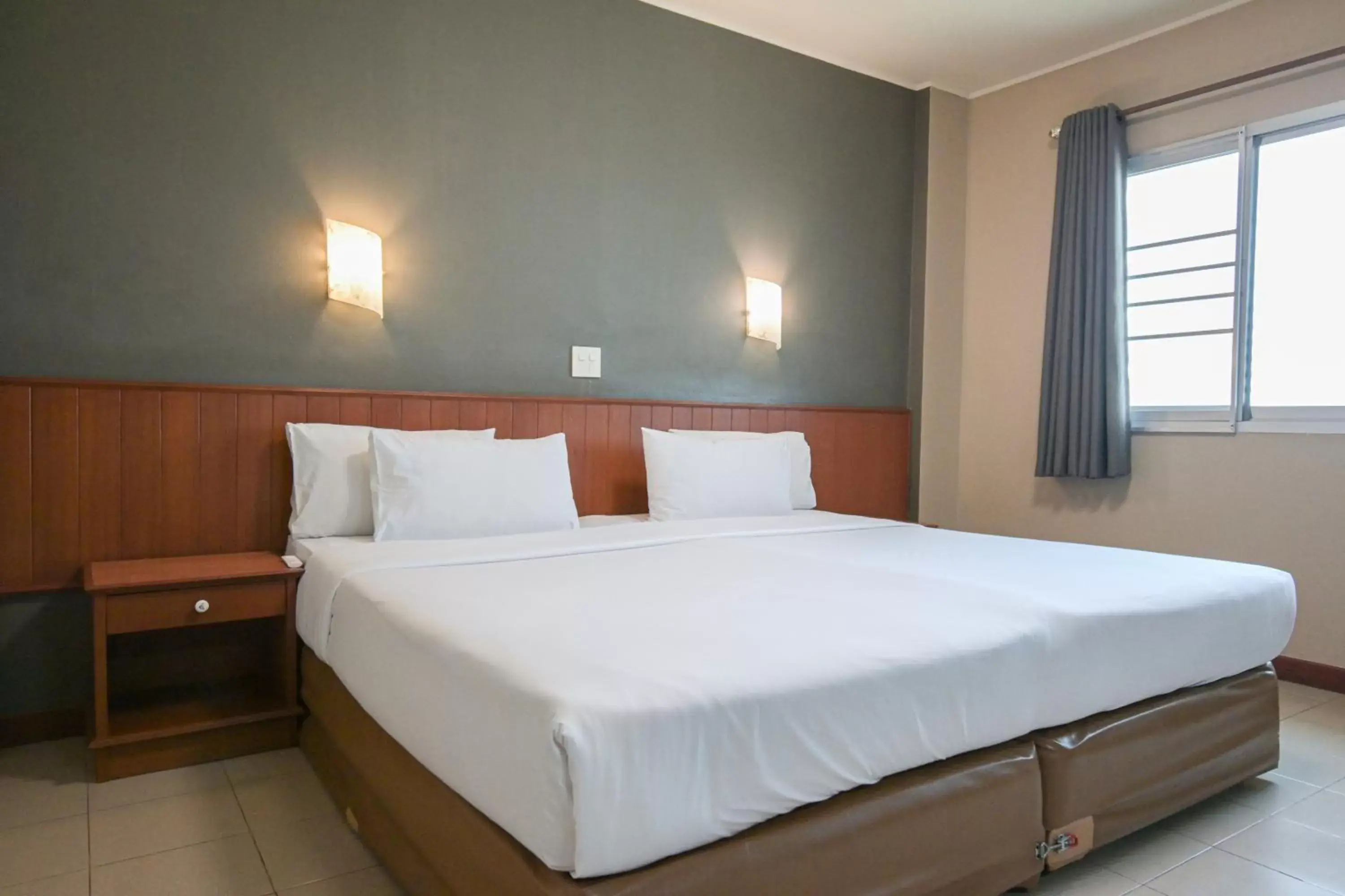 Bed in Rattana Park Hotel