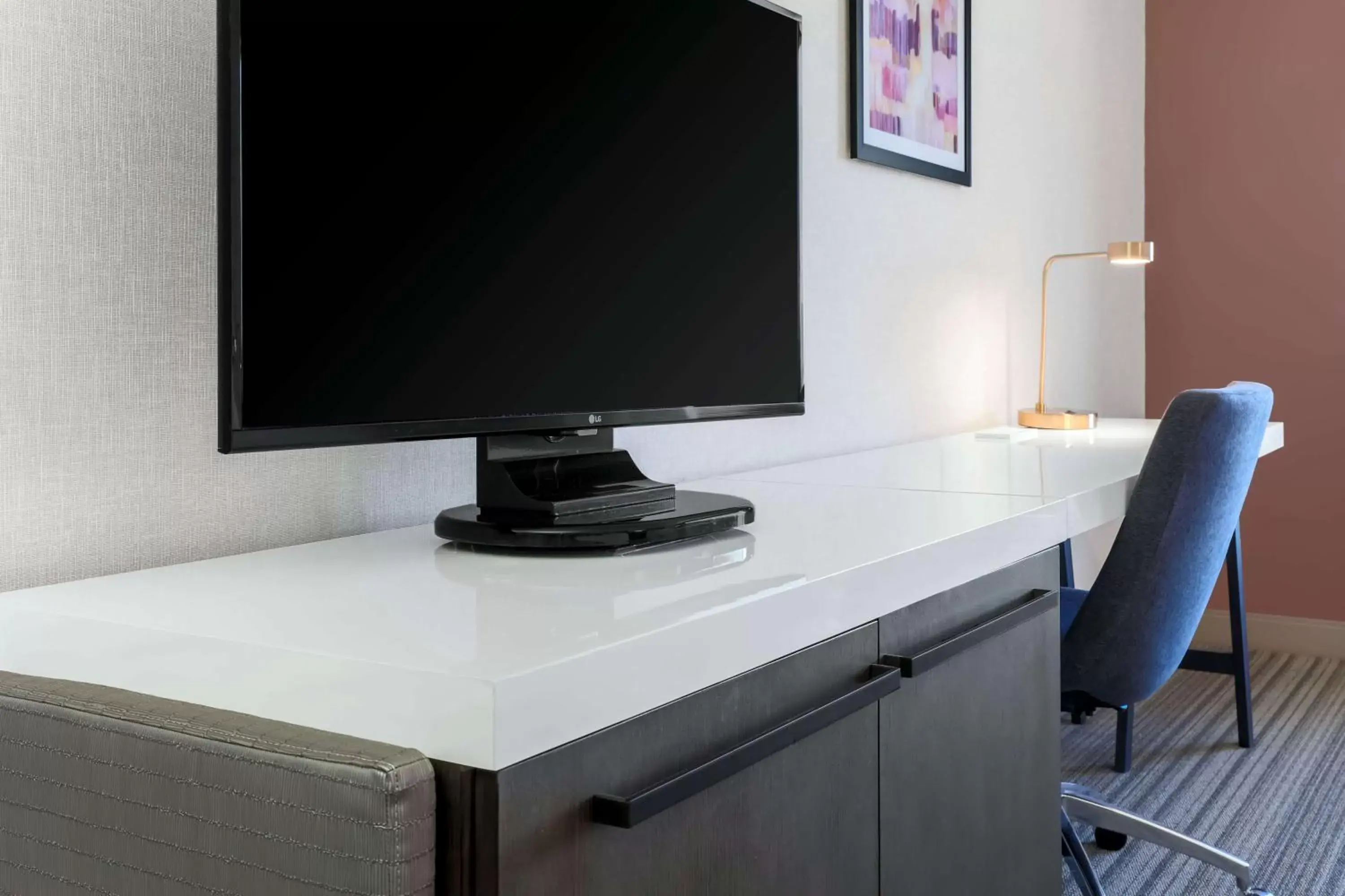 Bedroom, TV/Entertainment Center in Hilton Garden Inn Reno