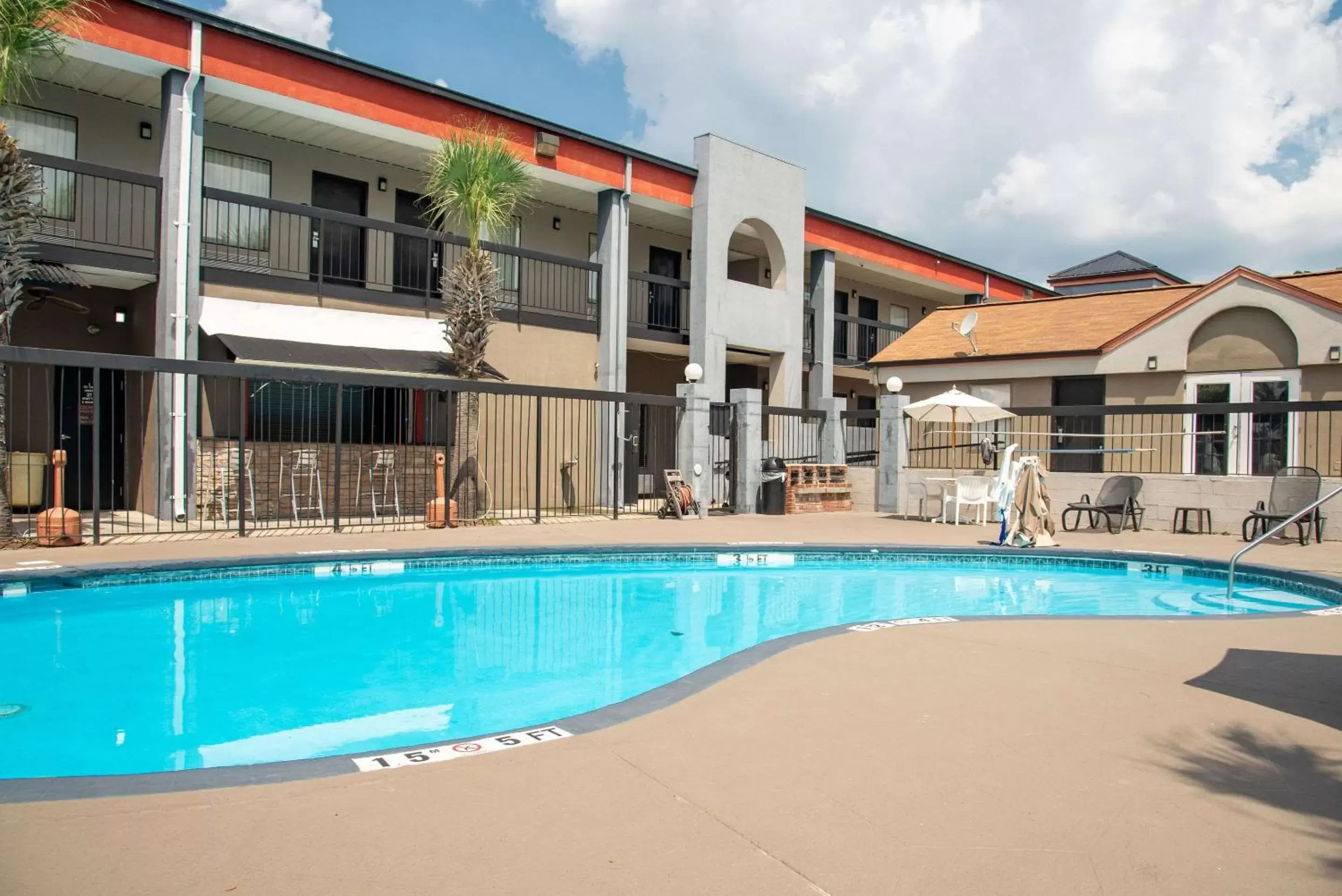 Swimming Pool in Quality Inn & Suites Aiken