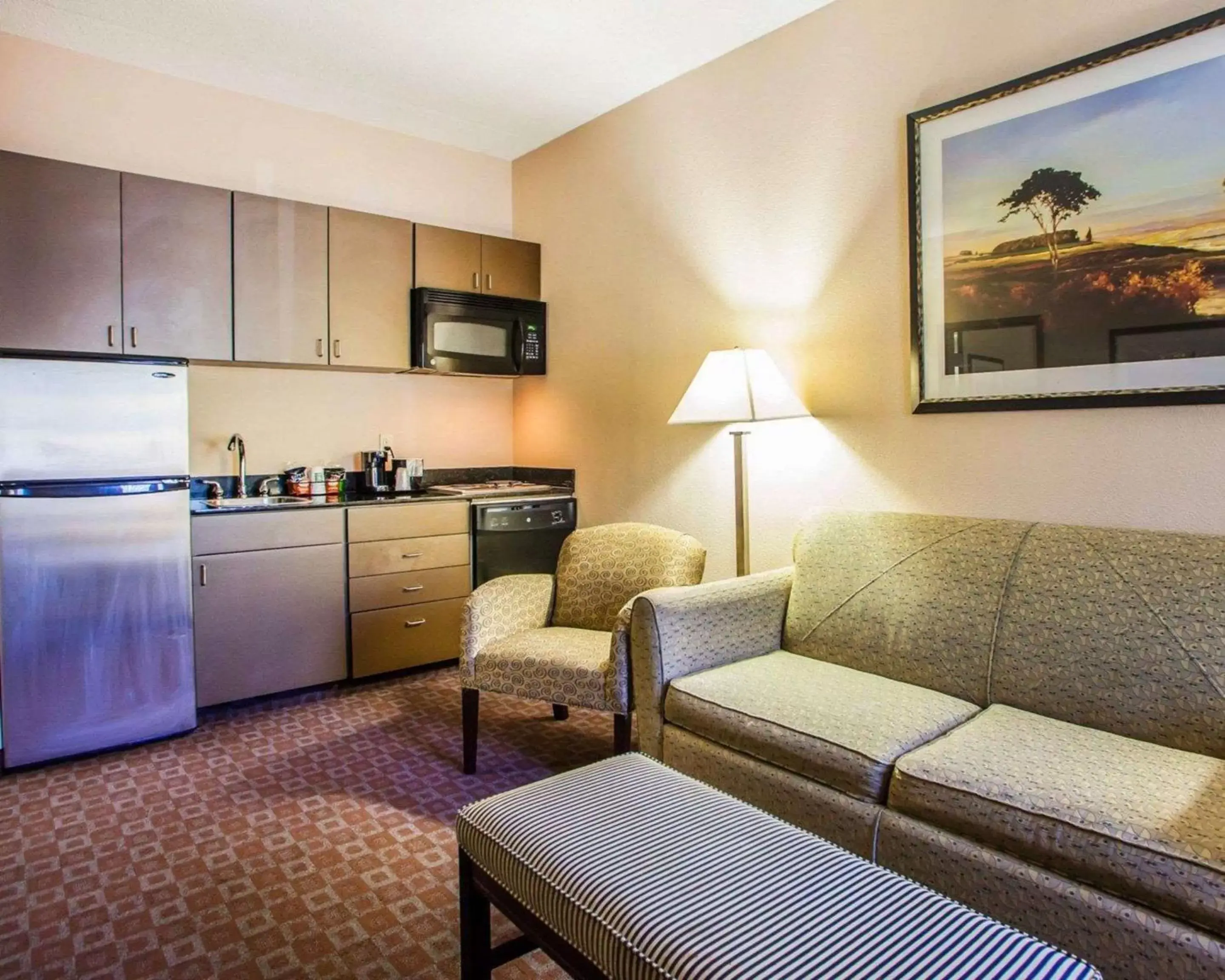 Bedroom, Kitchen/Kitchenette in Quality Inn & Suites Peoria