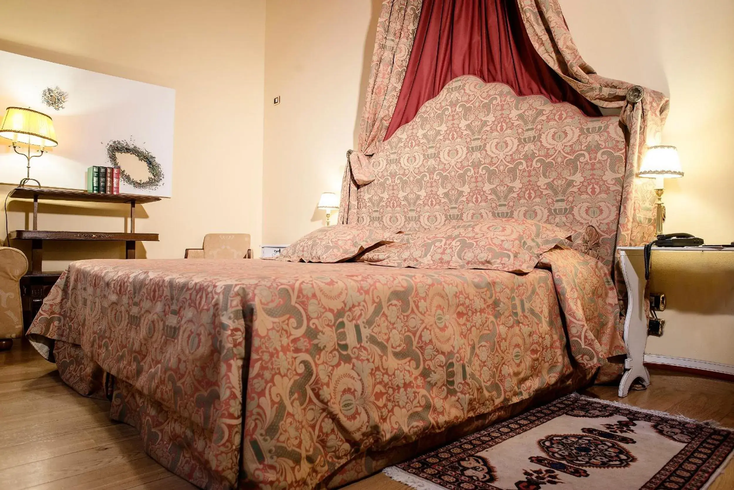 Photo of the whole room, Bed in Hotel Palazzo Guiscardo