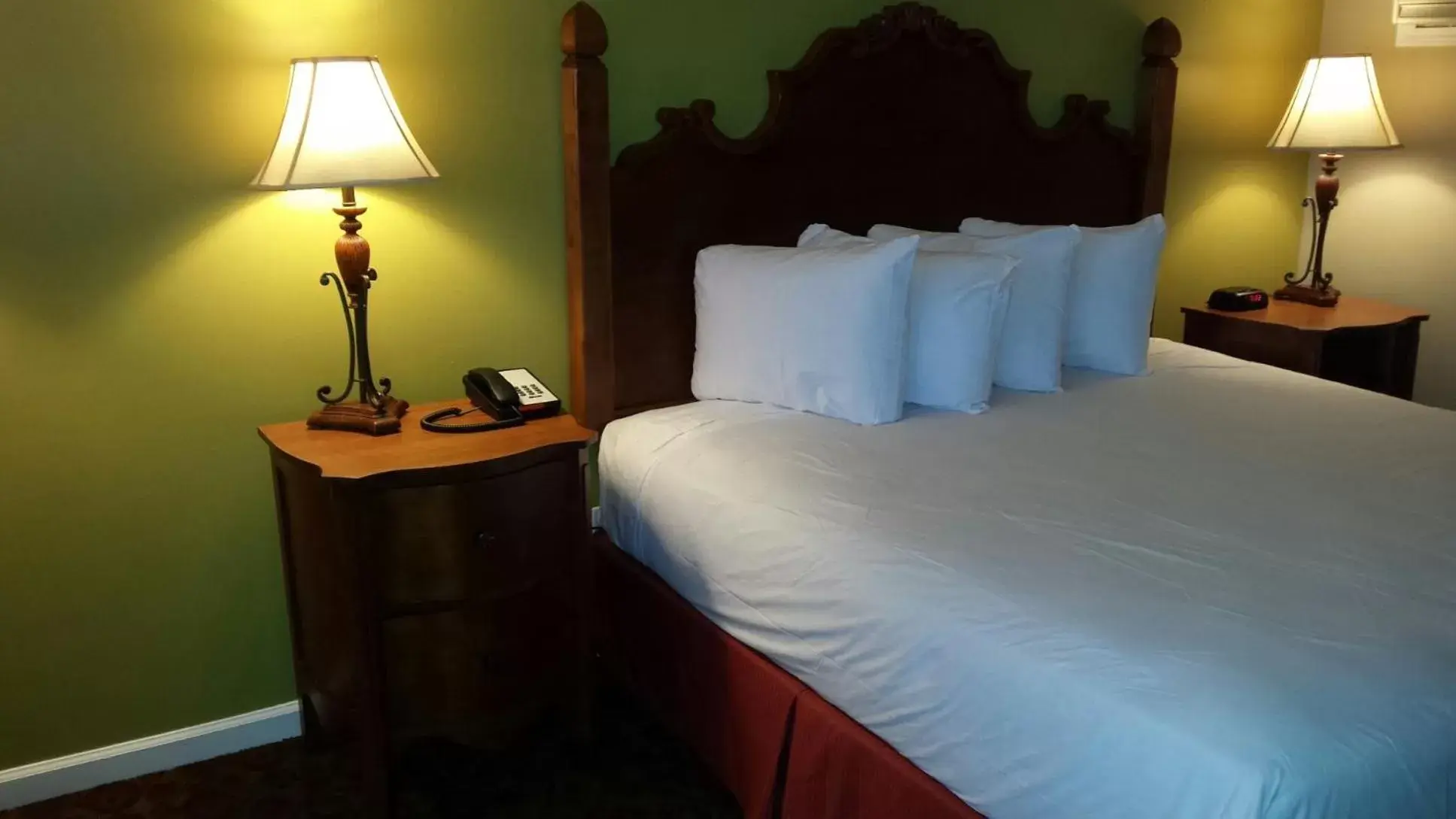 Bed in Kentucky Lake Inn