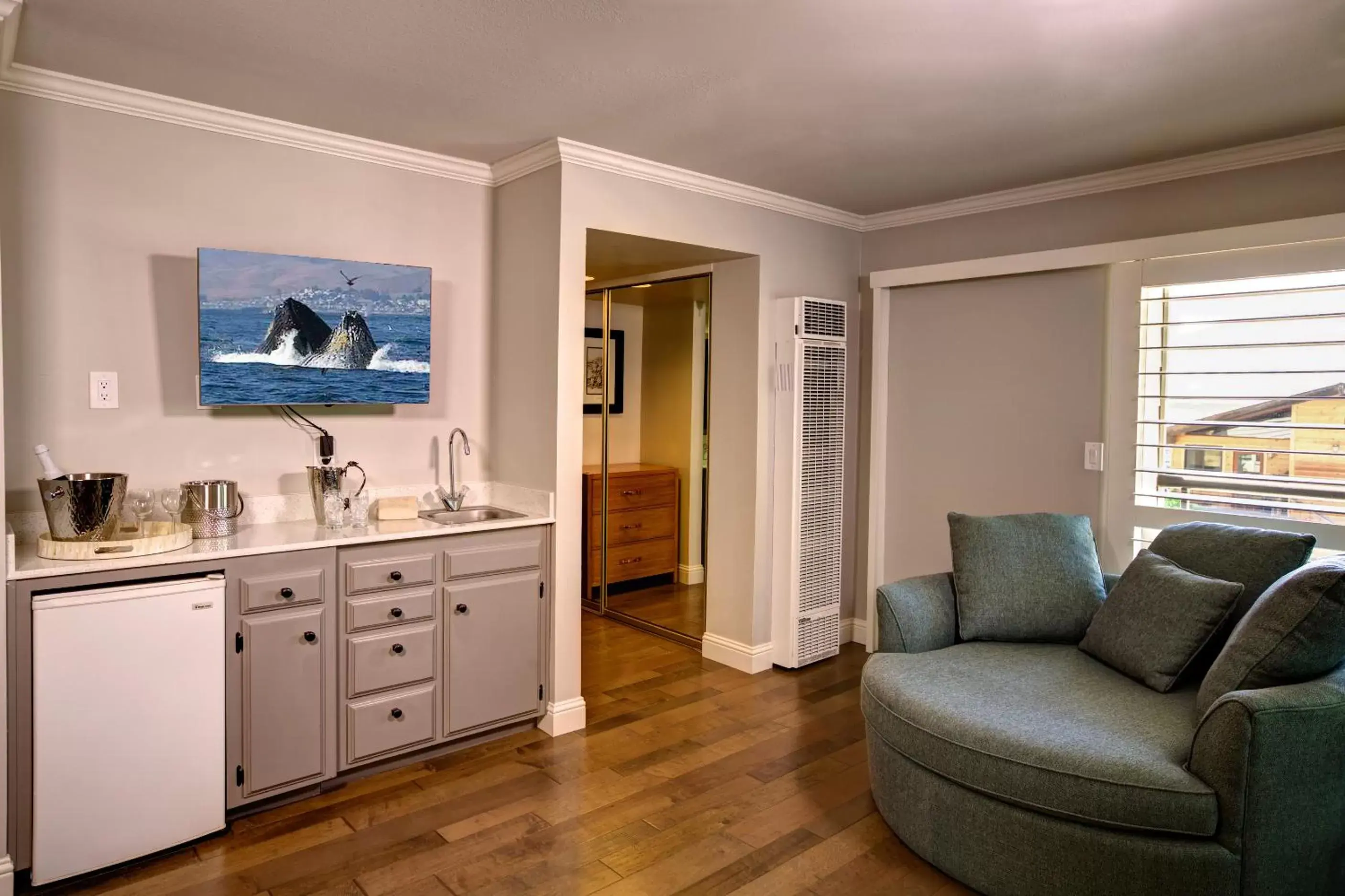 Mini Suite - Non Pet Friendly in 456 Embarcadero Inn & Suites