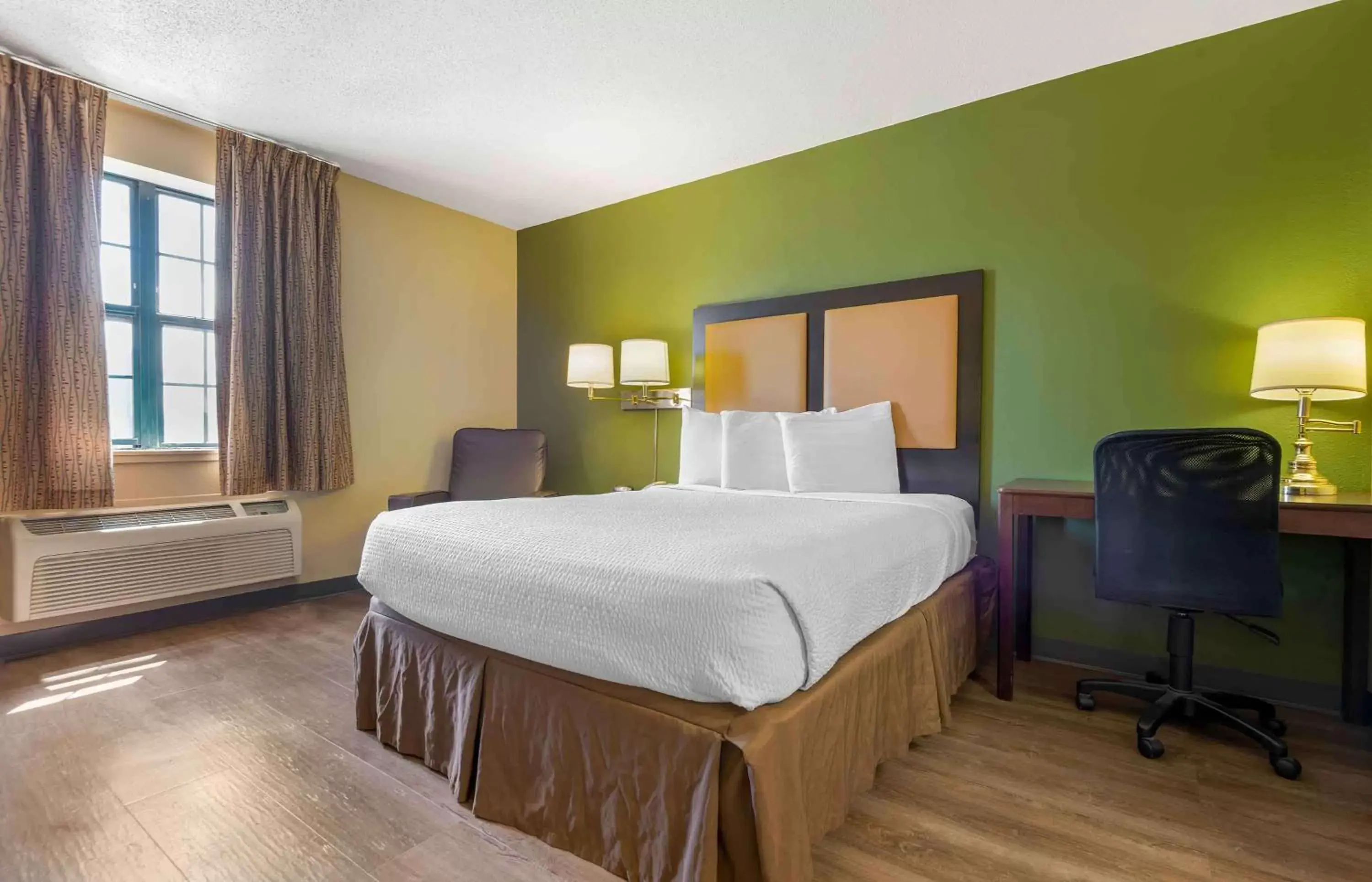 Bedroom, Bed in Extended Stay America Suites - Buffalo - Amherst