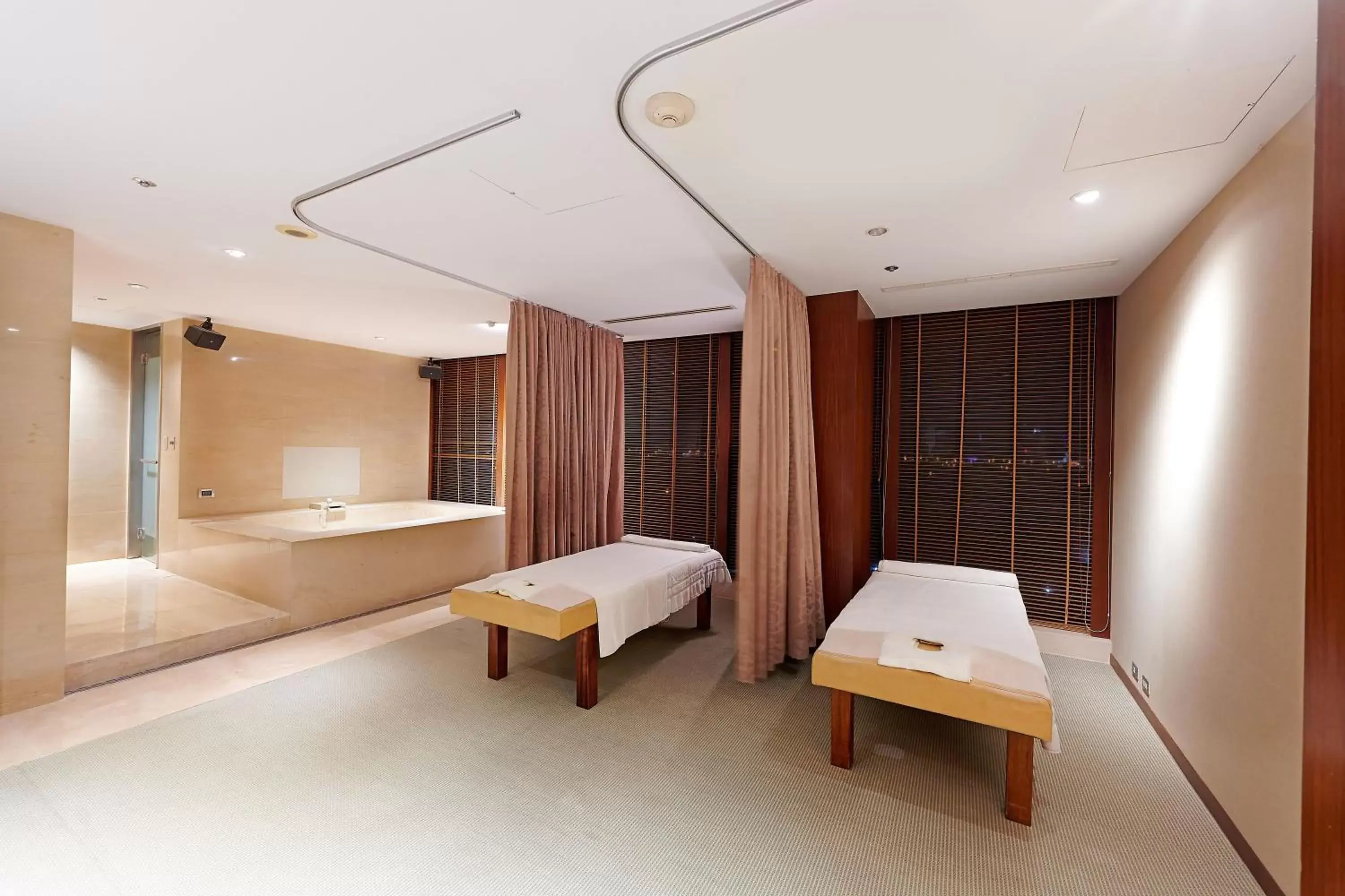 Spa and wellness centre/facilities, Bed in Windsor Hotel Taichung Spa and wellness centre/facilities, Bed in Windsor Hotel Taichung