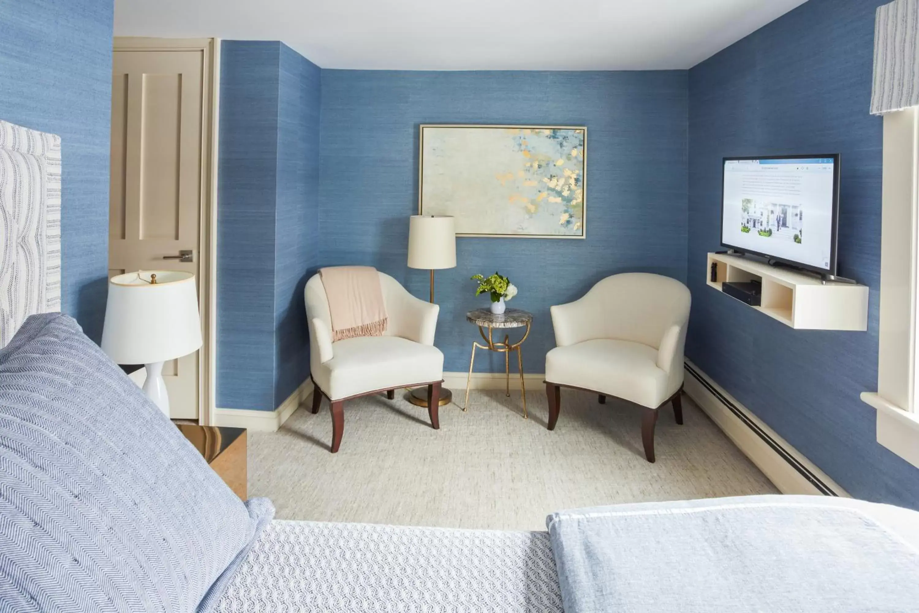 Seating area, Bed in 33 Main Seating area, Bed in 33 Main