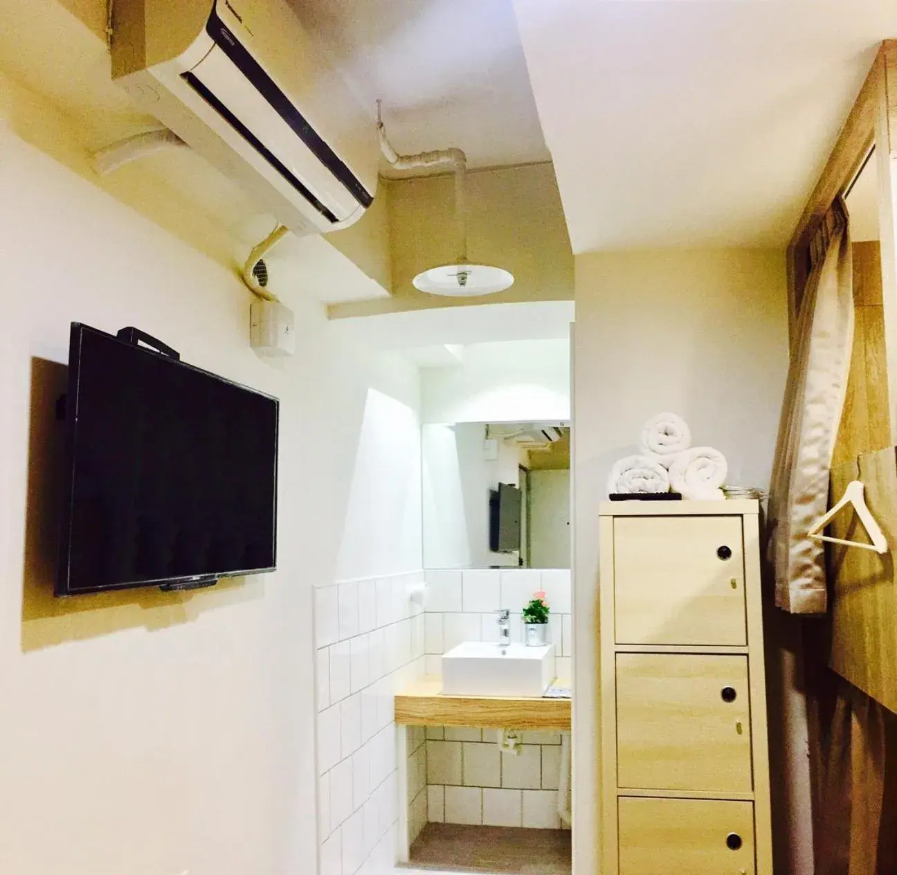 Area and facilities, Bathroom in Paper Plane Hostel