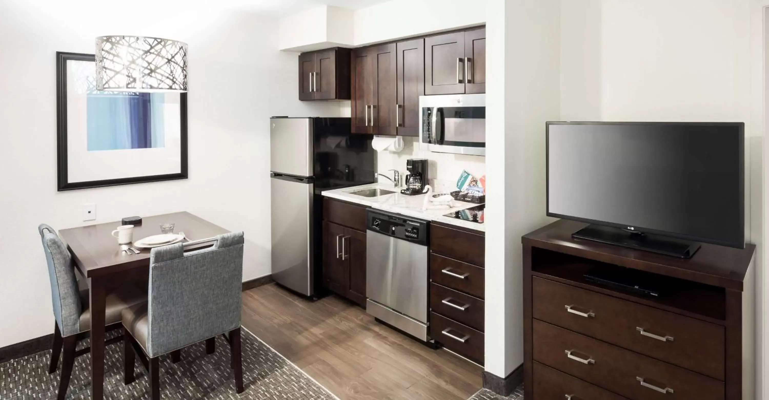 Bedroom, Kitchen/Kitchenette in Homewood Suites by Hilton San Jose Airport-Silicon Valley
