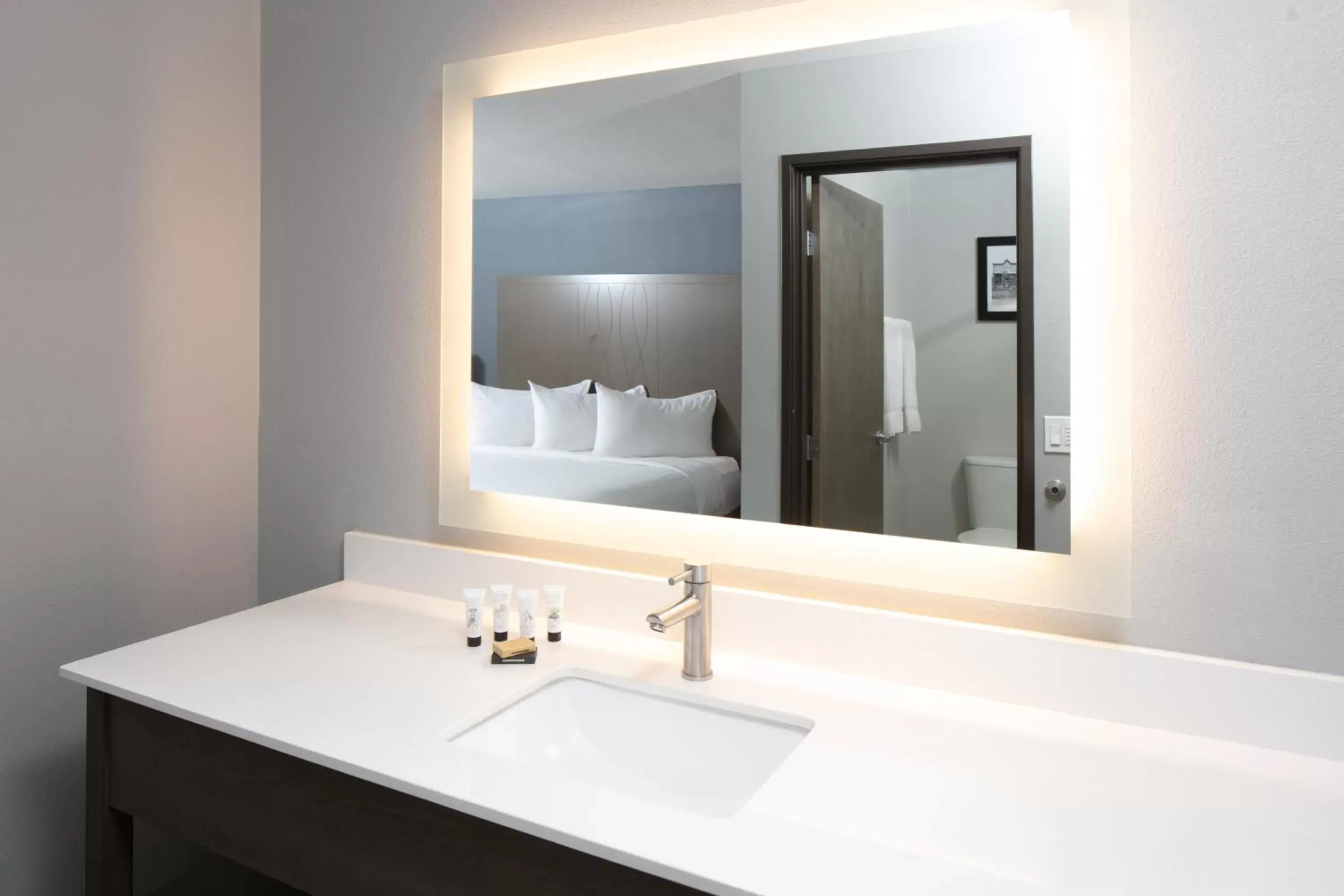 Quadruple Room with Two Queen Beds and Roll-In Shower - Disability Access/Non Smoking in Hotel 28 Boise Airport, an Ascend Collection Hotel Quadruple Room with Two Queen Beds and Roll-In Shower - Disability Access/Non Smoking in Hotel 28 Boise Airport, an Ascend Collection Hotel