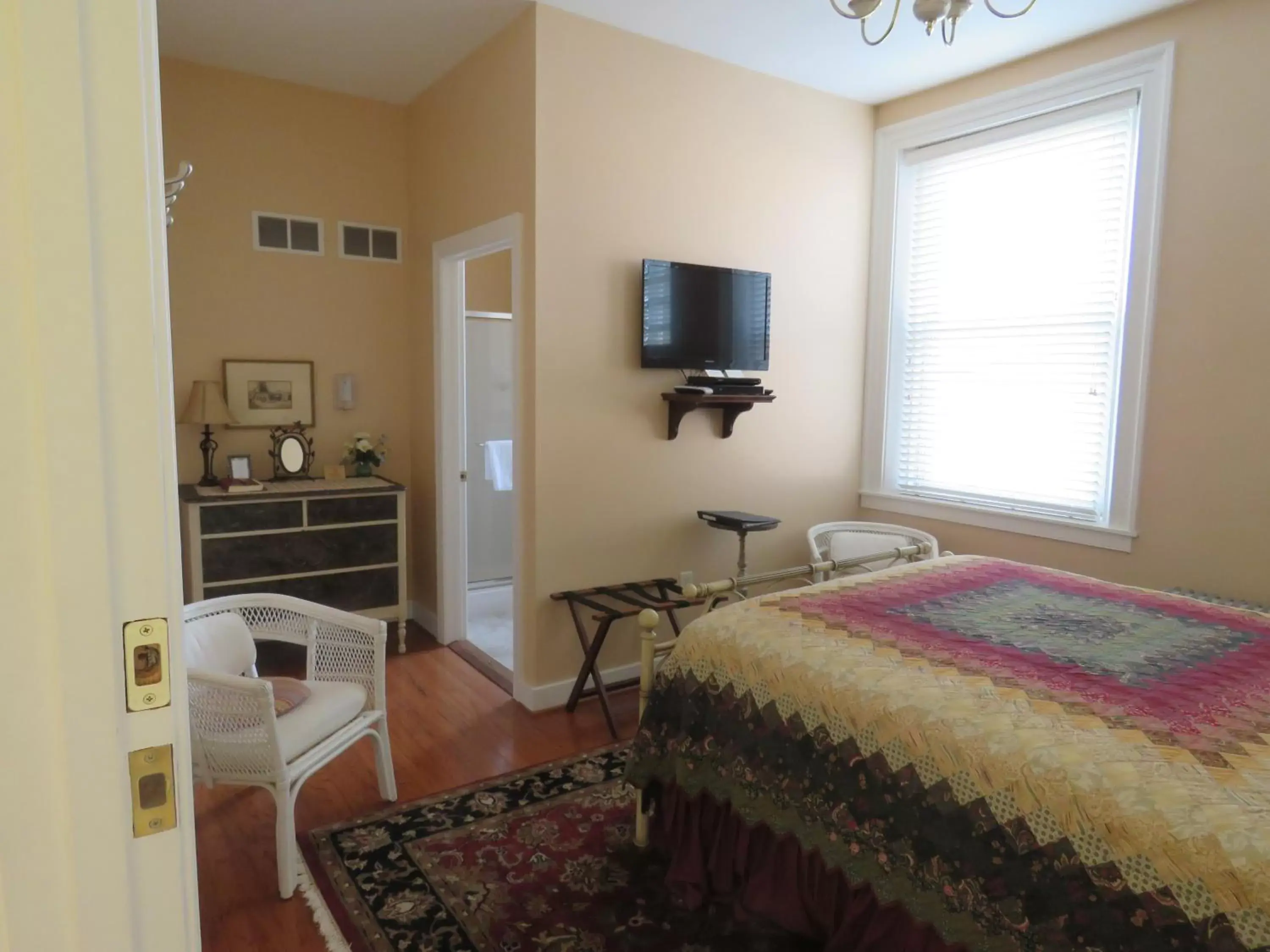 TV/Entertainment Center in The Swope Manor Bed & Breakfast