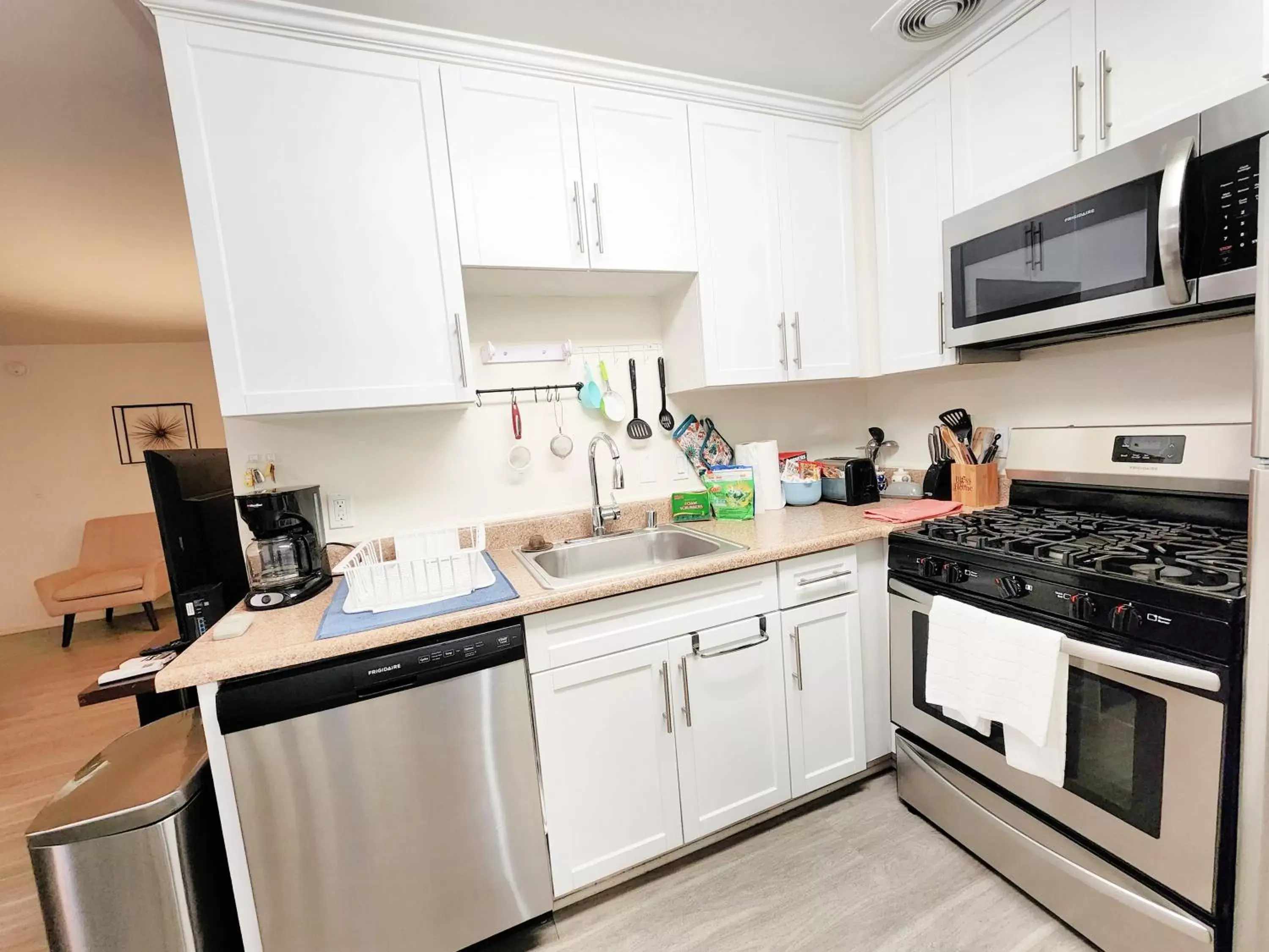 kitchen, Kitchen/Kitchenette in Executive Santa Monica Suites
