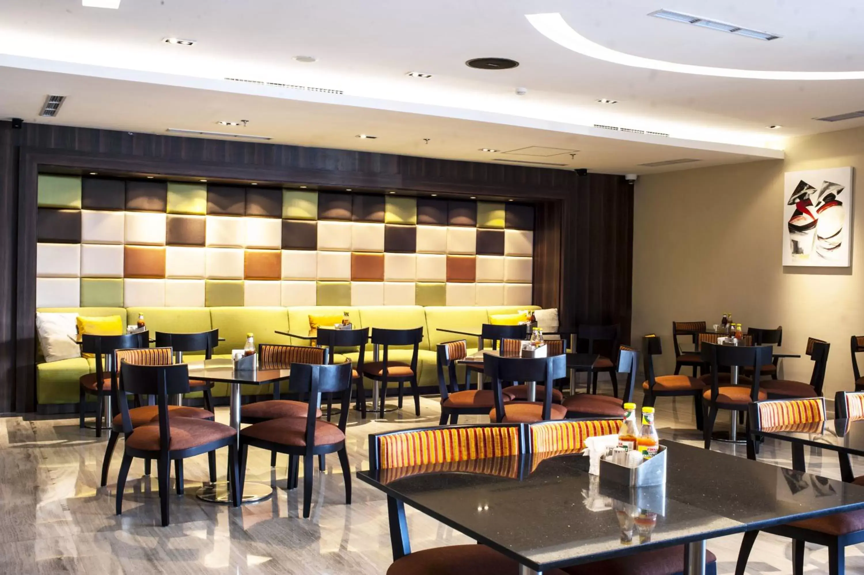 Lounge or bar, Restaurant/Places to Eat in Holiday Inn Express Surabaya CenterPoint, an IHG Hotel