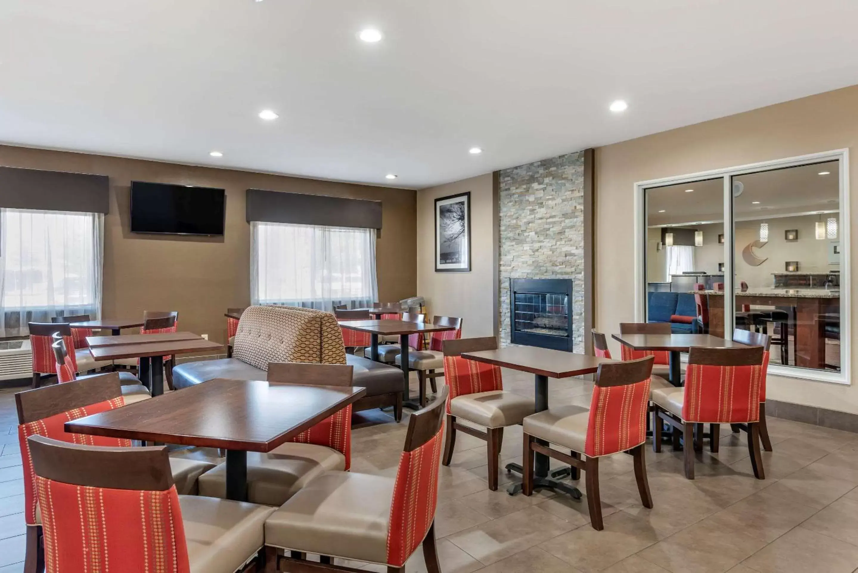 Restaurant/Places to Eat in Comfort Suites Terre Haute University Area