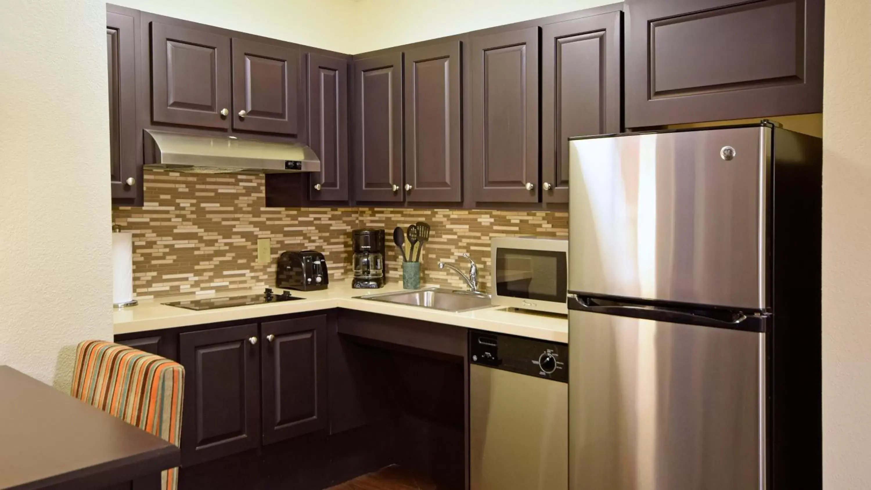 Photo of the whole room, Kitchen/Kitchenette in Staybridge Suites - Cincinnati North, an IHG Hotel