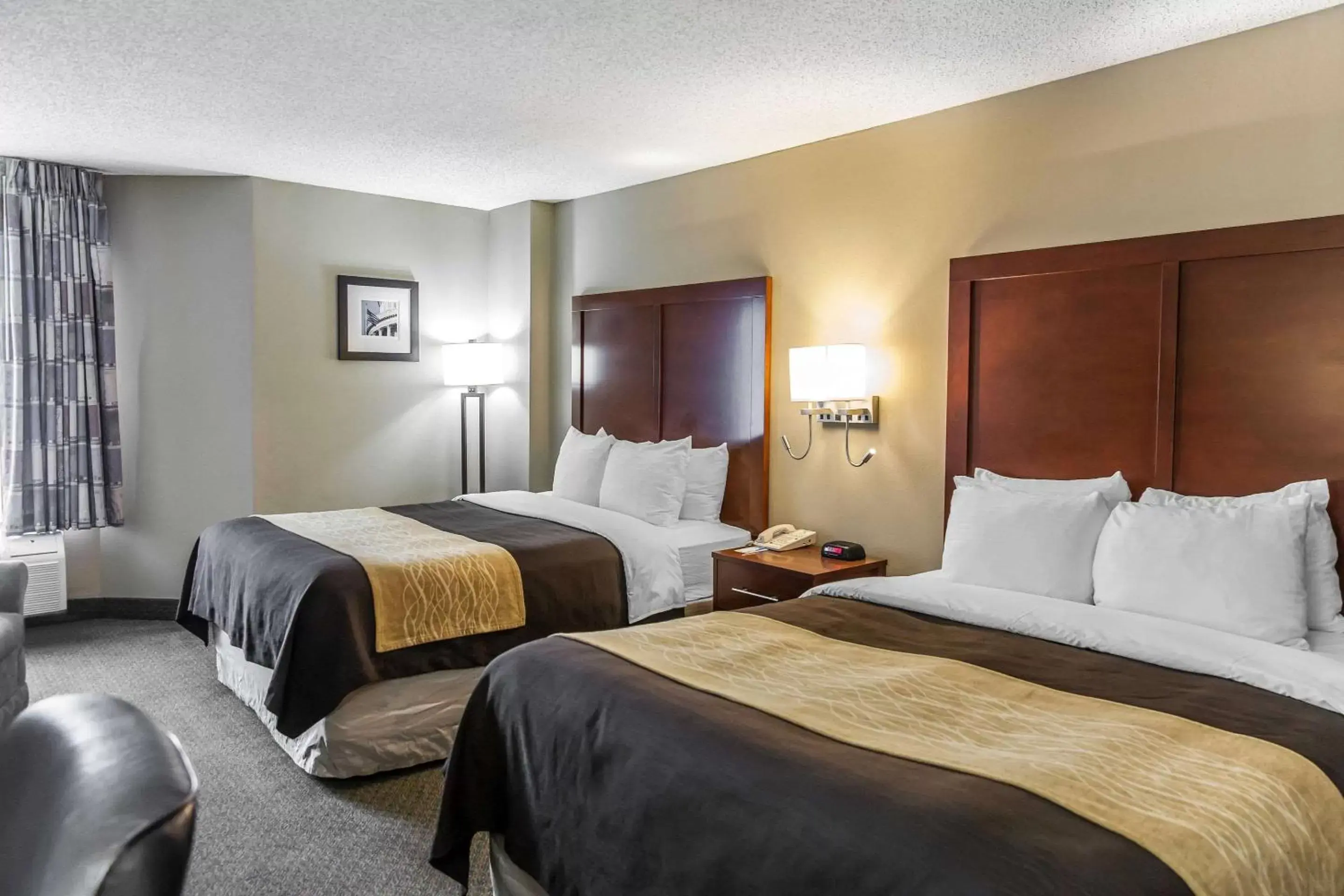 Photo of the whole room, Bed in Comfort Inn Pentagon City