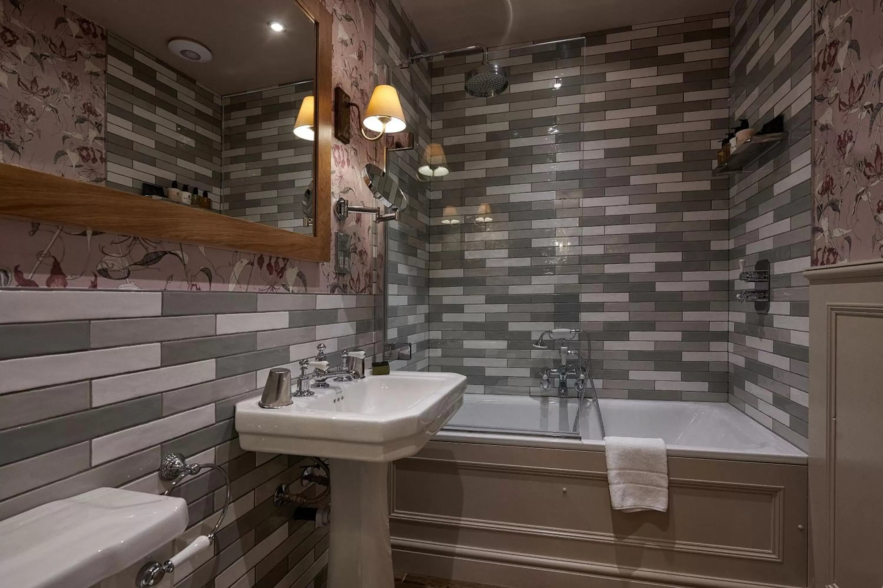 Bathroom in Cavendish Hotel