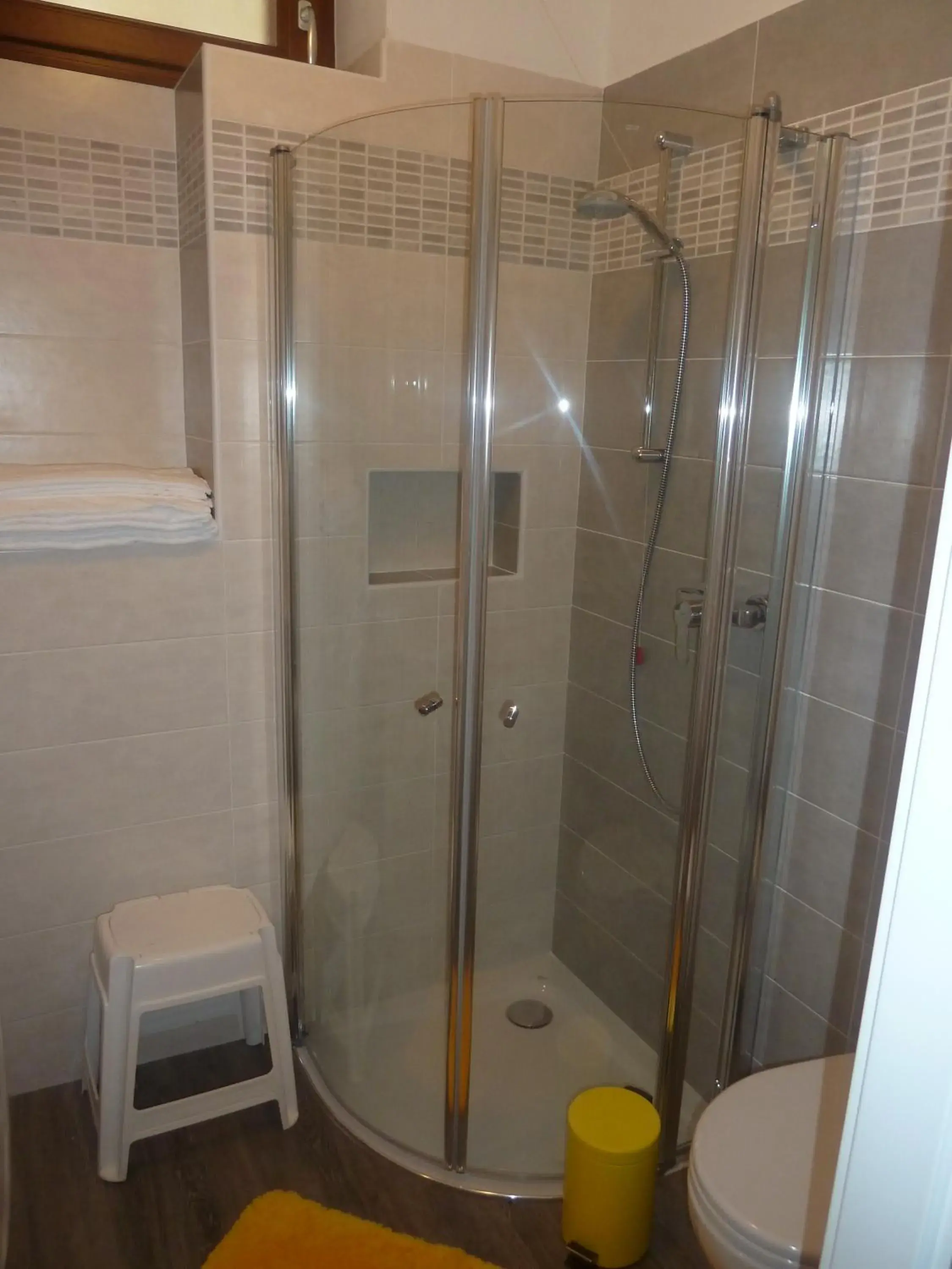 Shower, Bathroom in Albergo Casa Este