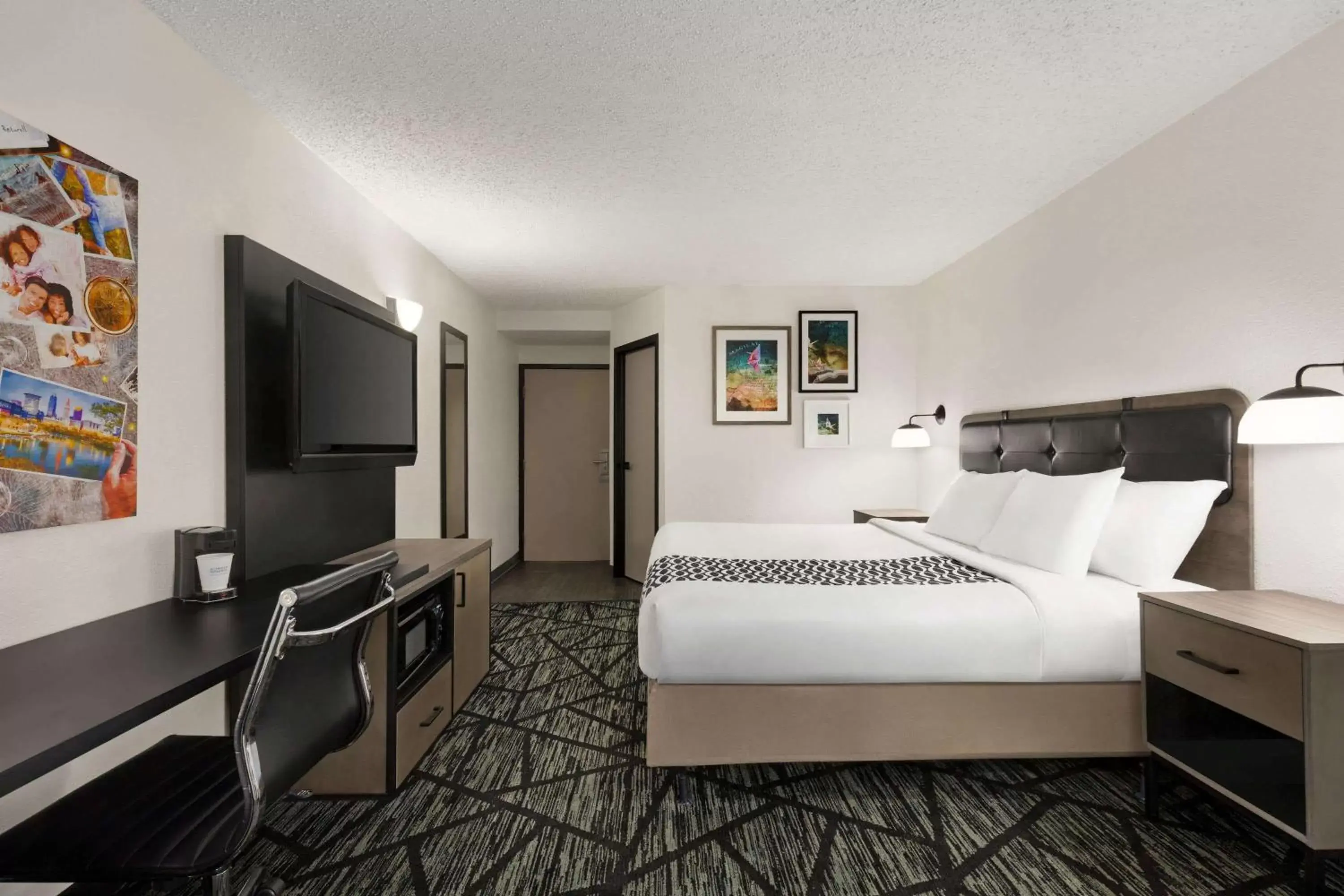 Photo of the whole room, Bed in La Quinta by Wyndham Cleveland Airport West