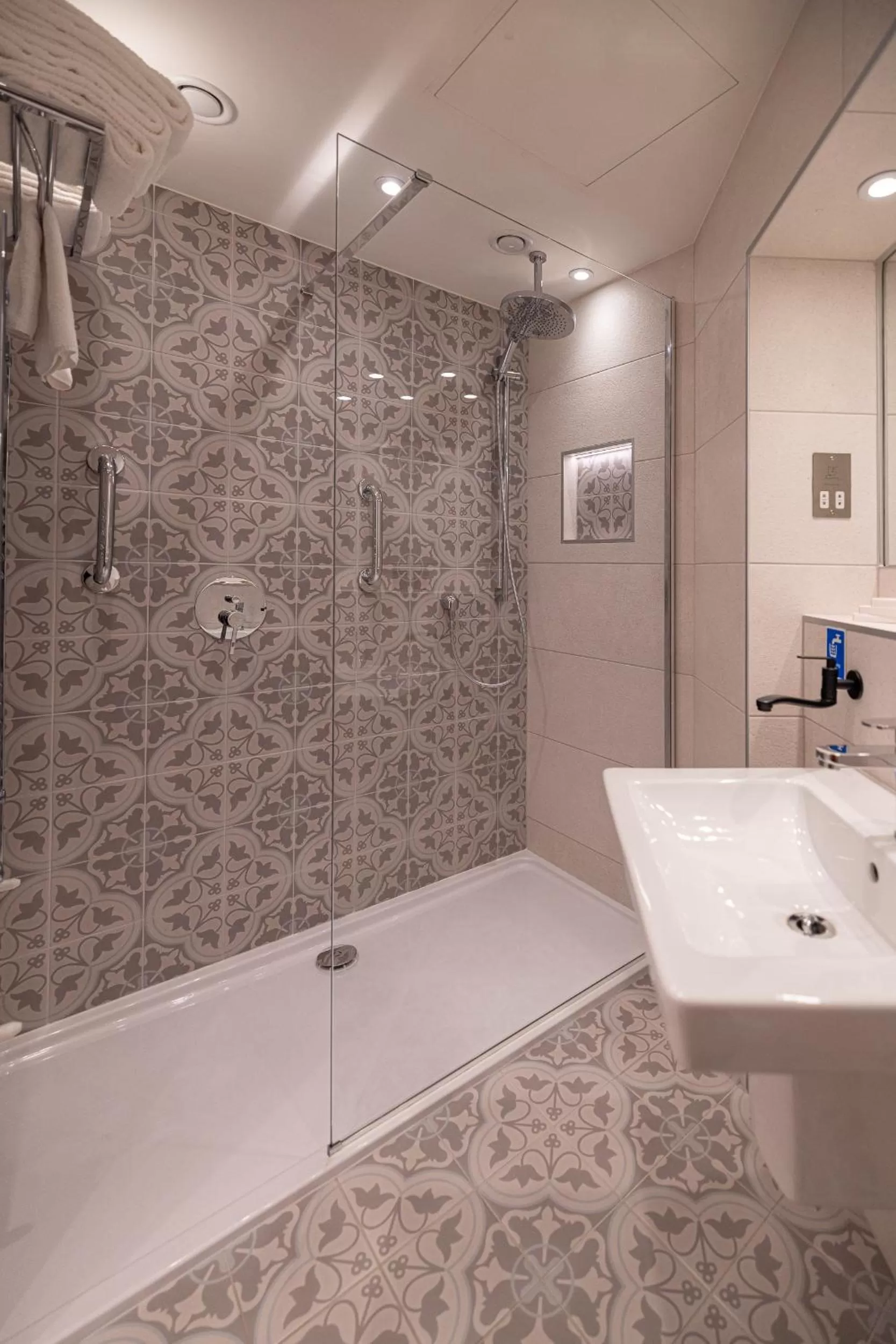 Bathroom in Roxford Lodge Hotel