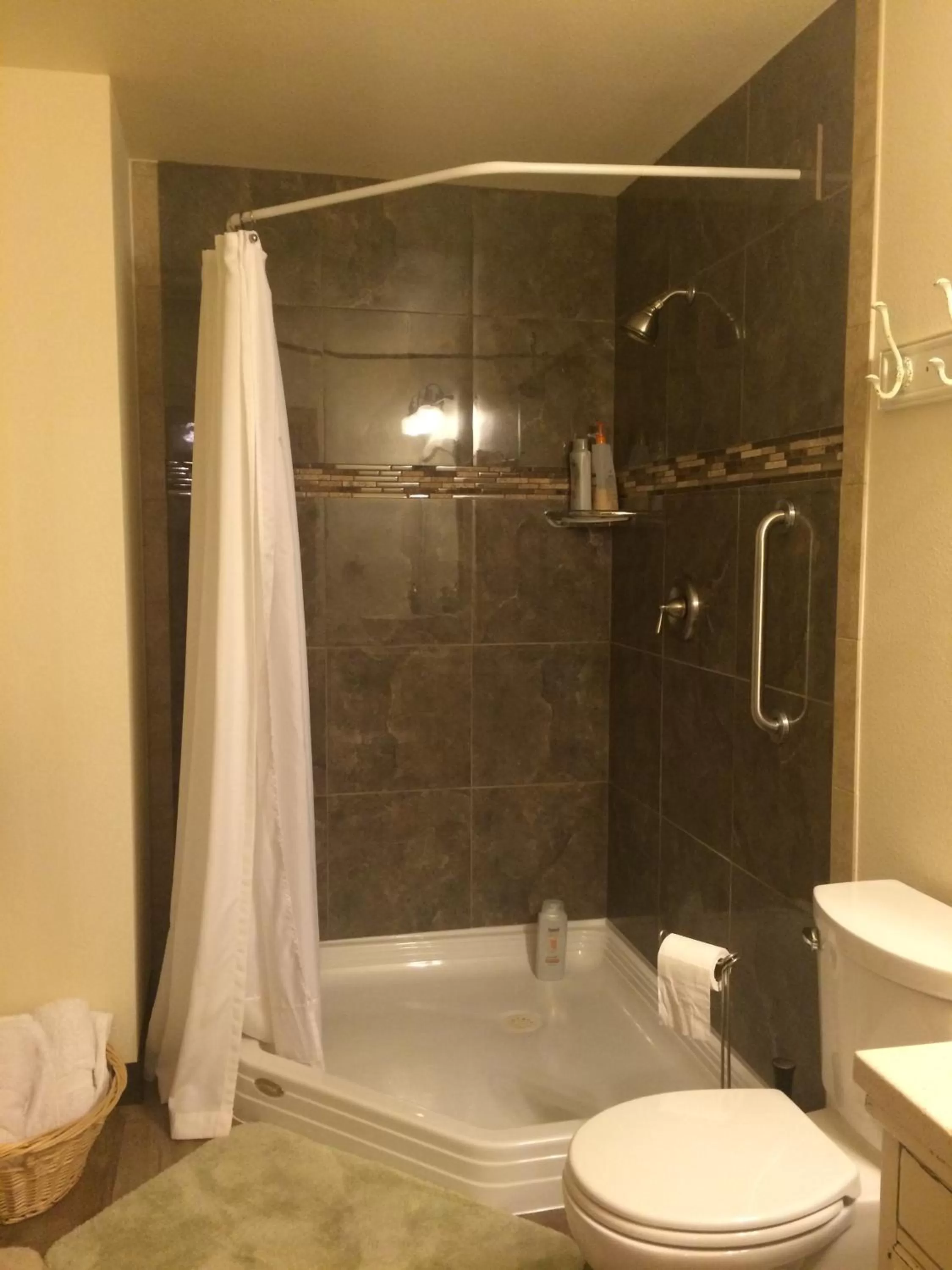 Shower, Bathroom in Fishhook Sunrise B&B