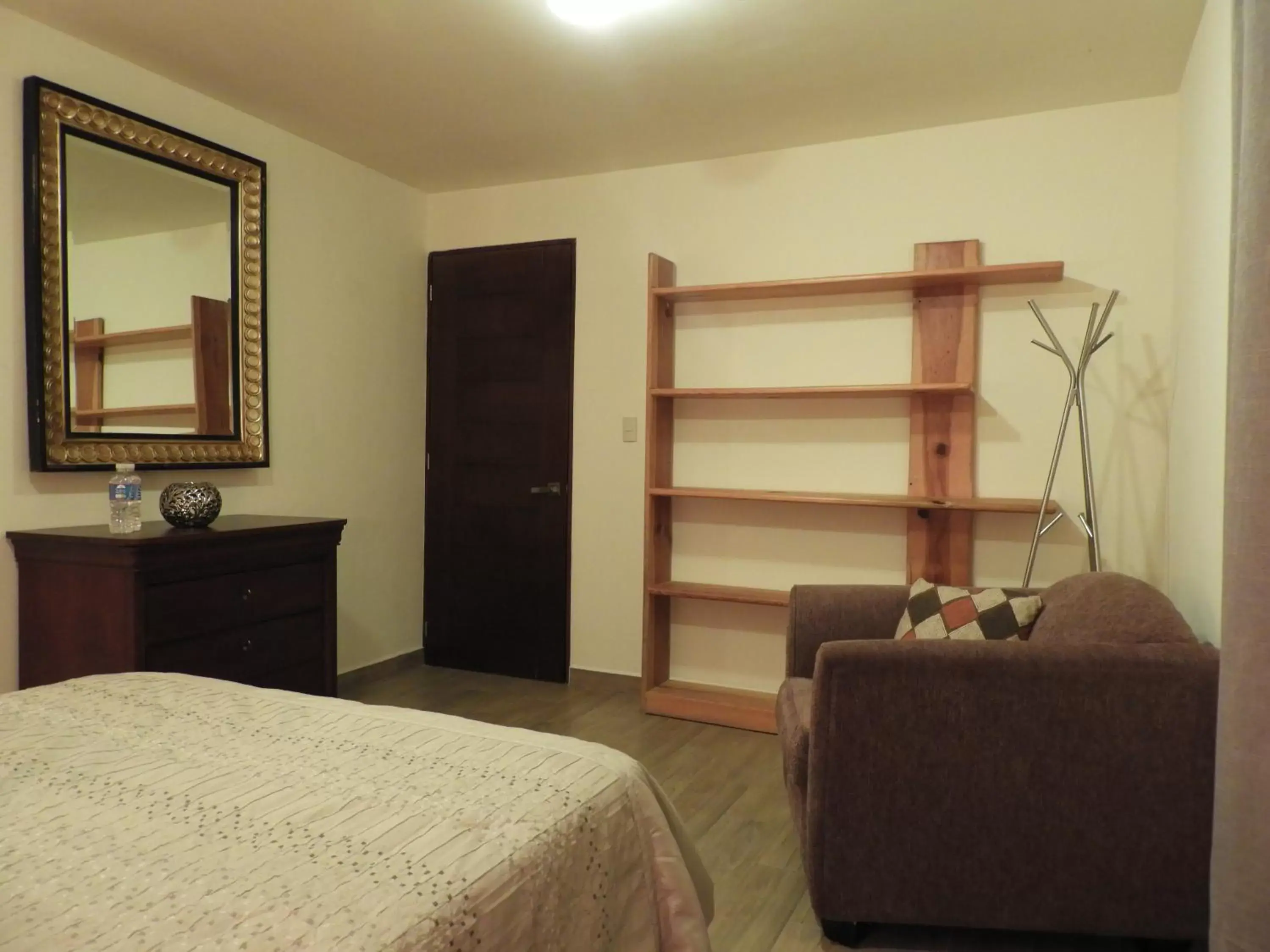 Bed, TV/Entertainment Center in Casona San Cayetano Suites & Lofts by Lunian