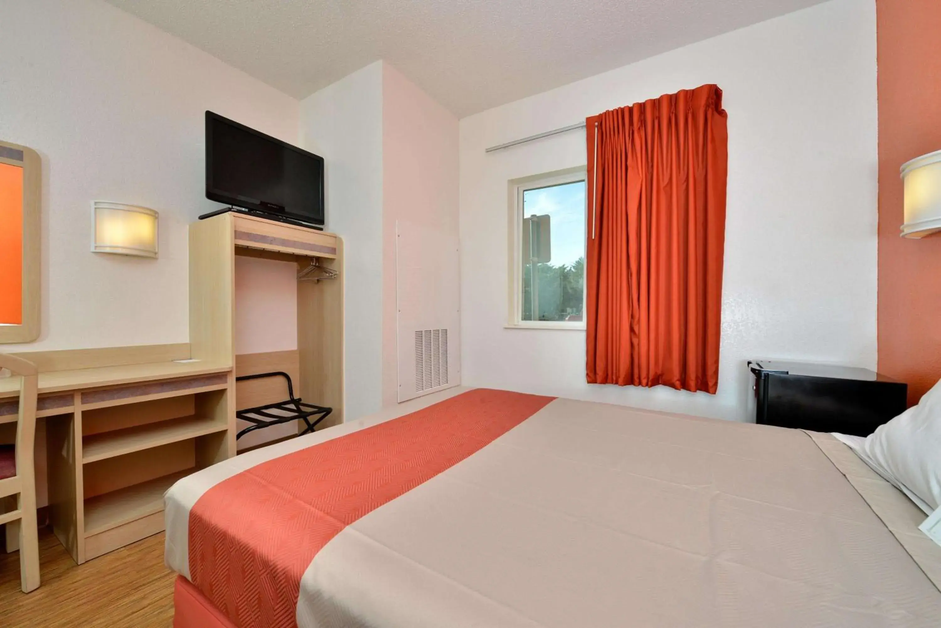 TV and multimedia, Bed in Motel 6-McKinney, TX - North TV and multimedia, Bed in Motel 6-McKinney, TX - North