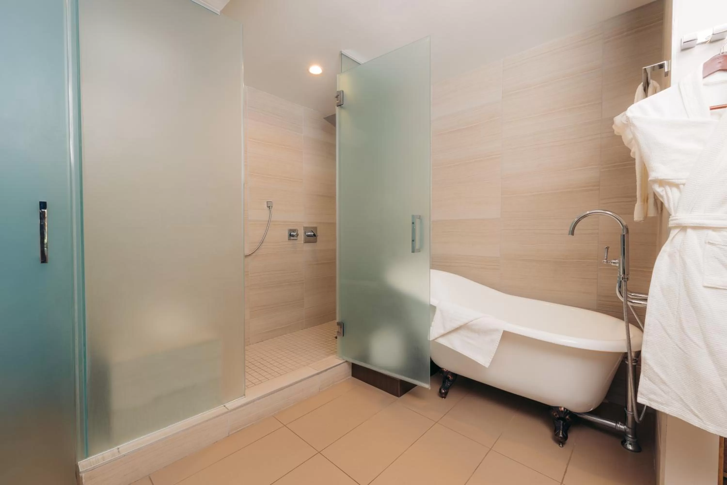 Bathroom, Bed in The Cove Hotel