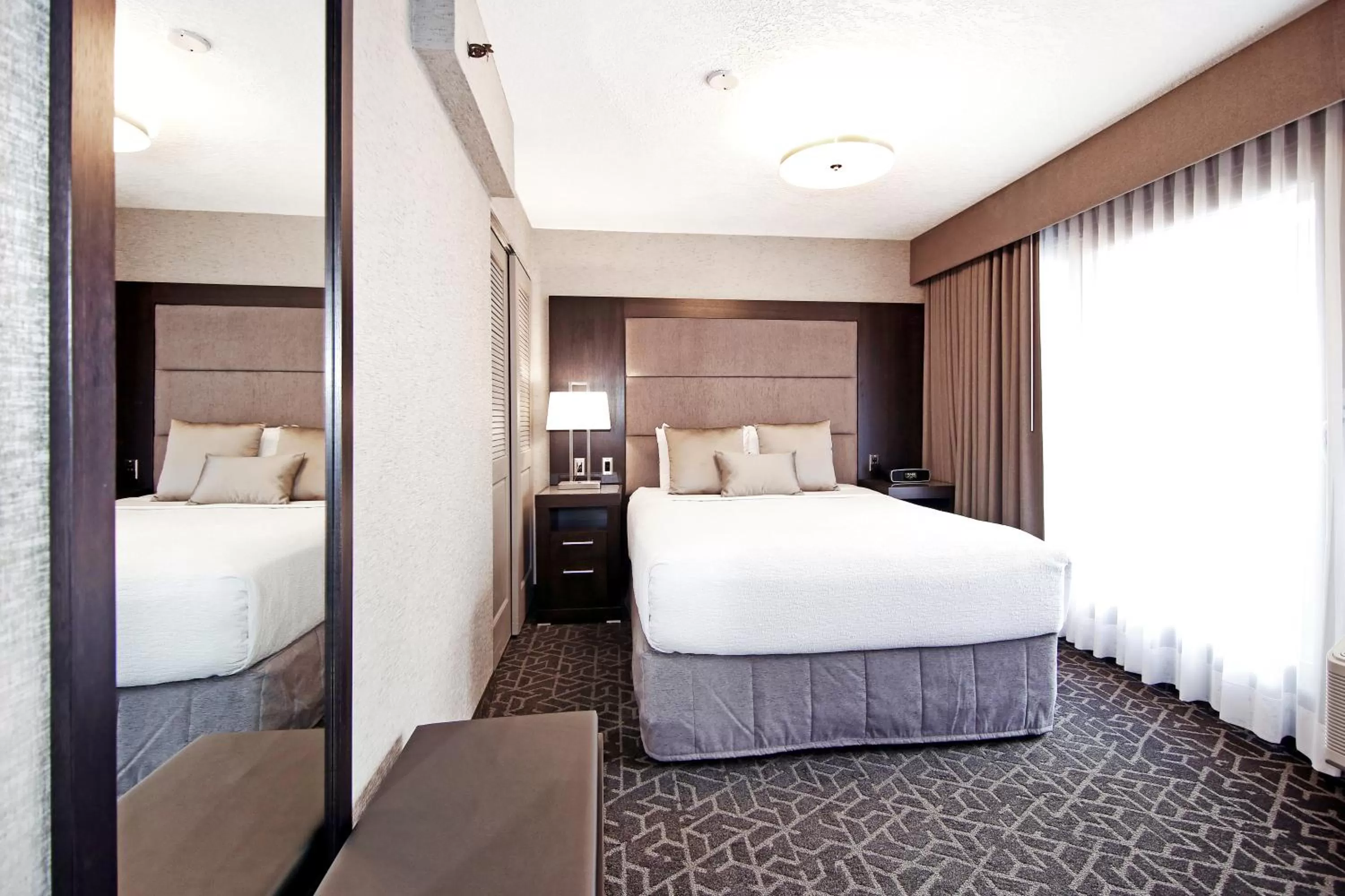 Bedroom, Bed in Best Western Plus Banff International Lodge