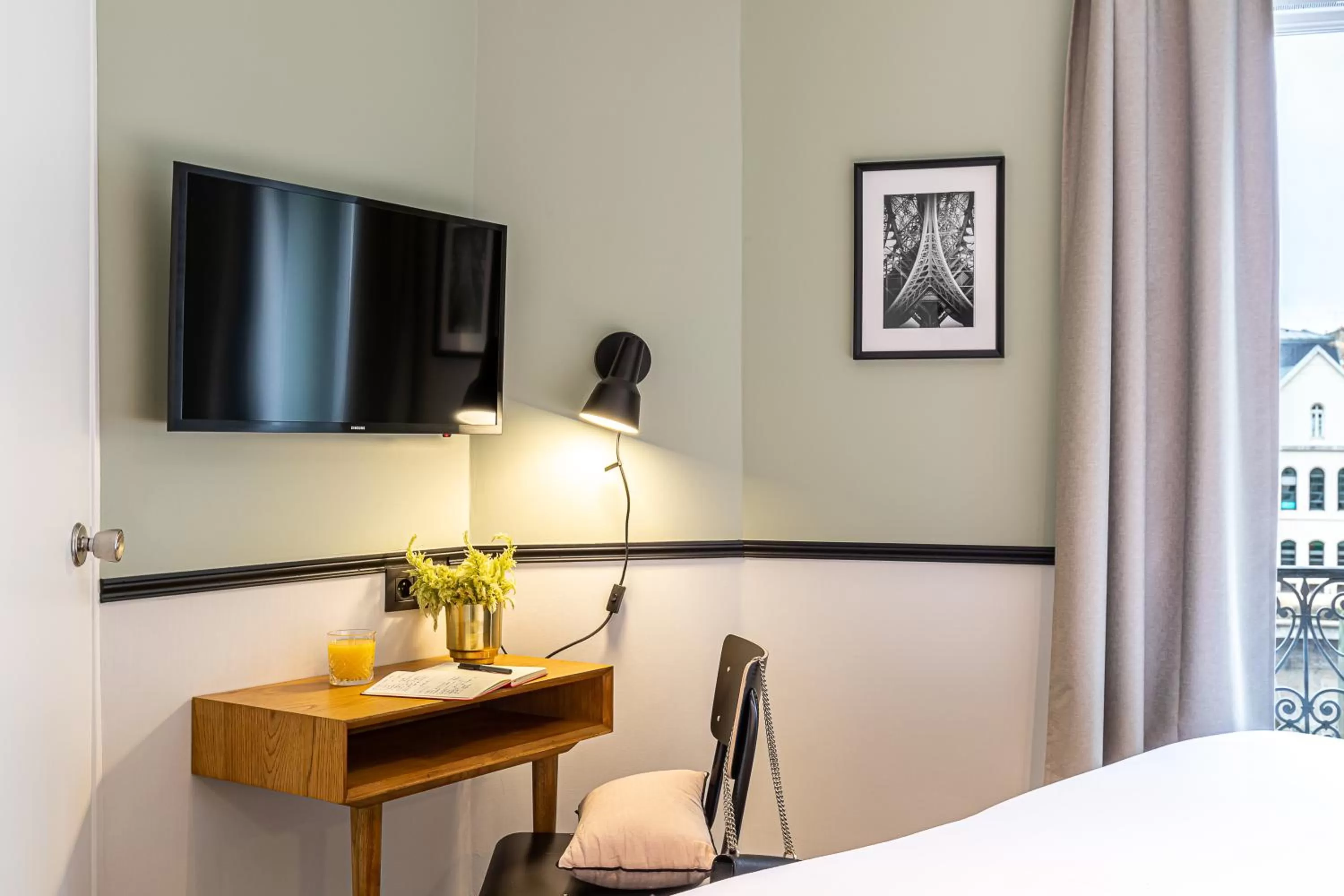 TV and multimedia, Bed in Hotel de l'Aqueduc