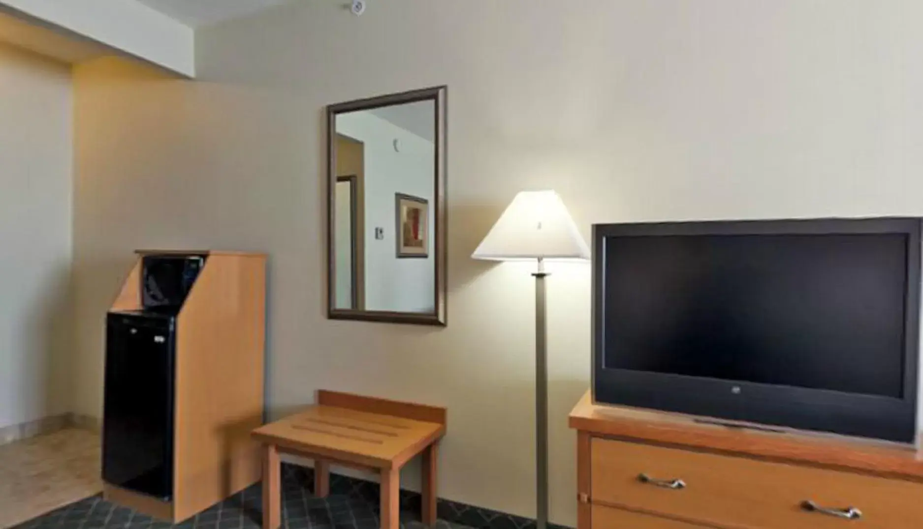 Bedroom, TV/Entertainment Center in Holiday Inn Express Hotel & Suites Lincoln South, an IHG Hotel