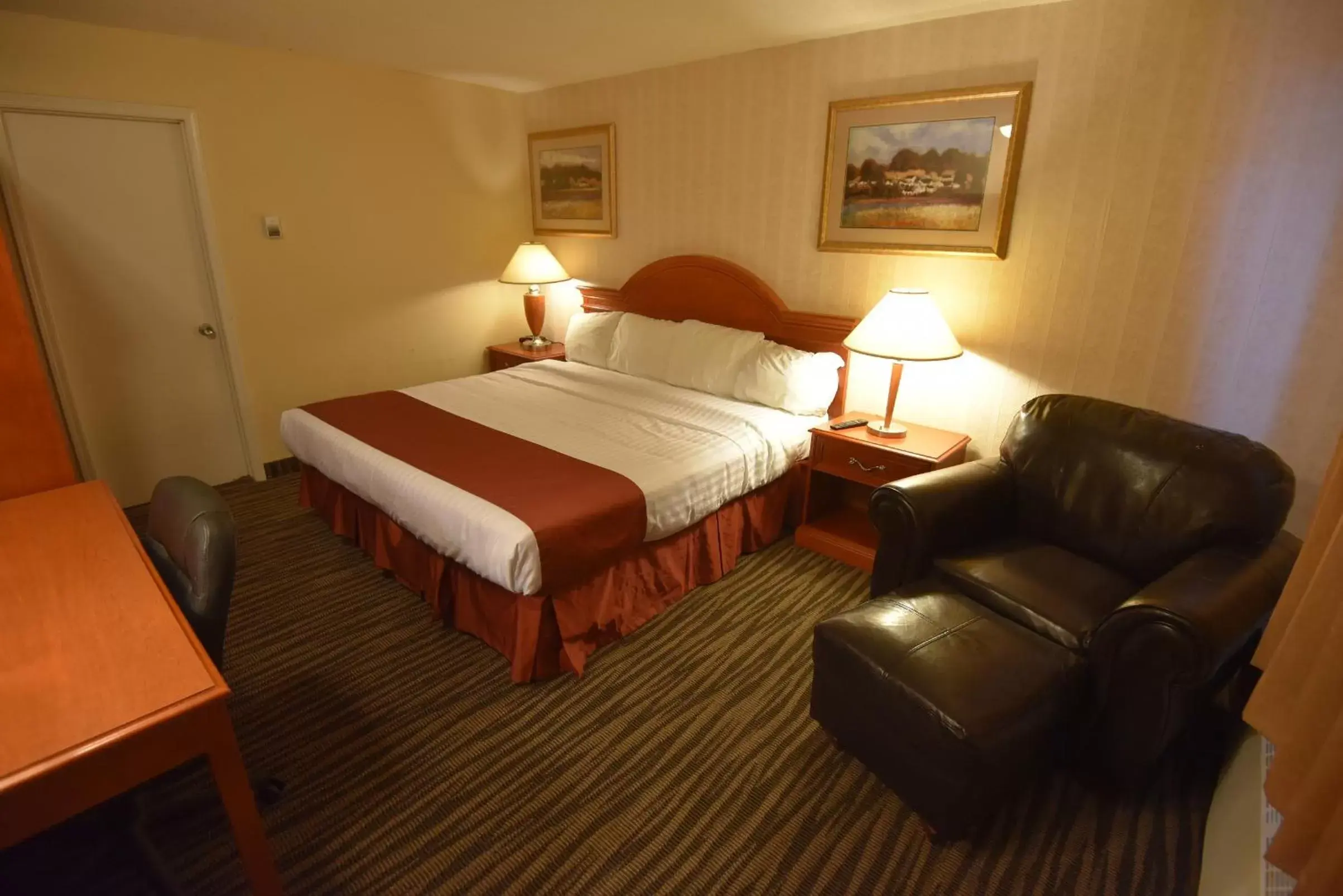 Queen Room - Non-Smoking in Travelodge by Wyndham North Battleford