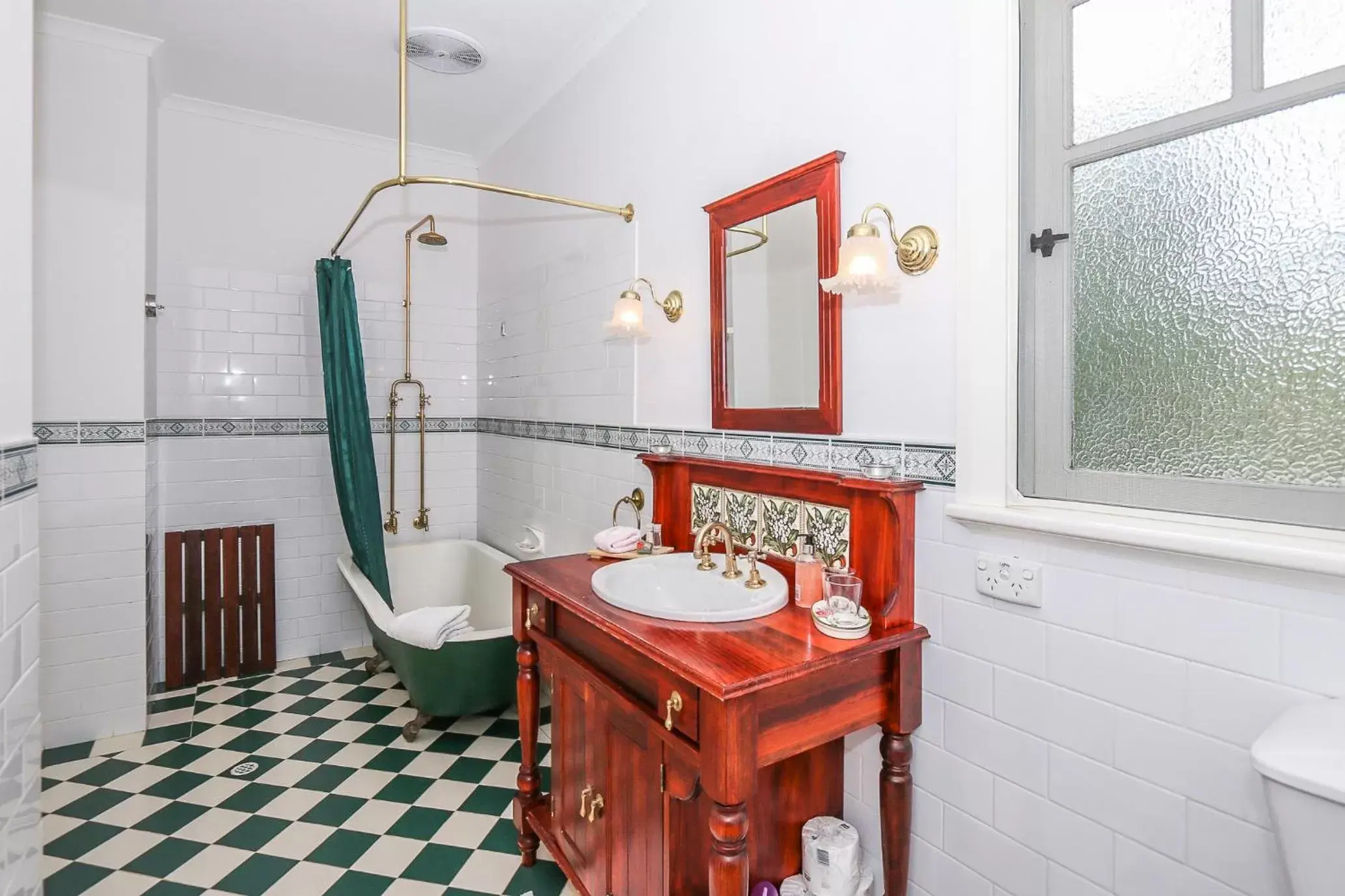 Shower in Rosebridge House Bed & Breakfast Adult Retreat Shower in Rosebridge House Bed & Breakfast Adult Retreat