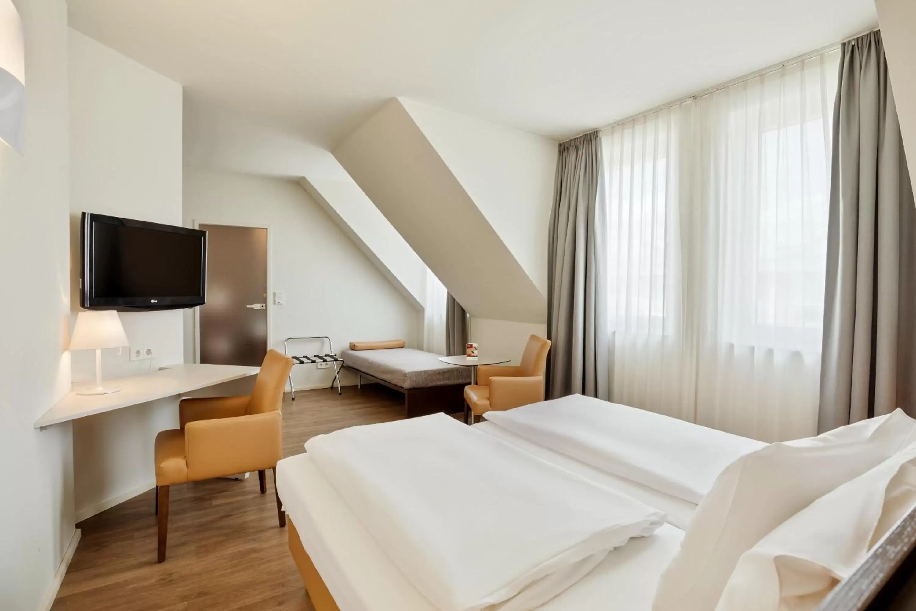 Bed in Austria Trend Hotel beim Theresianum Wien