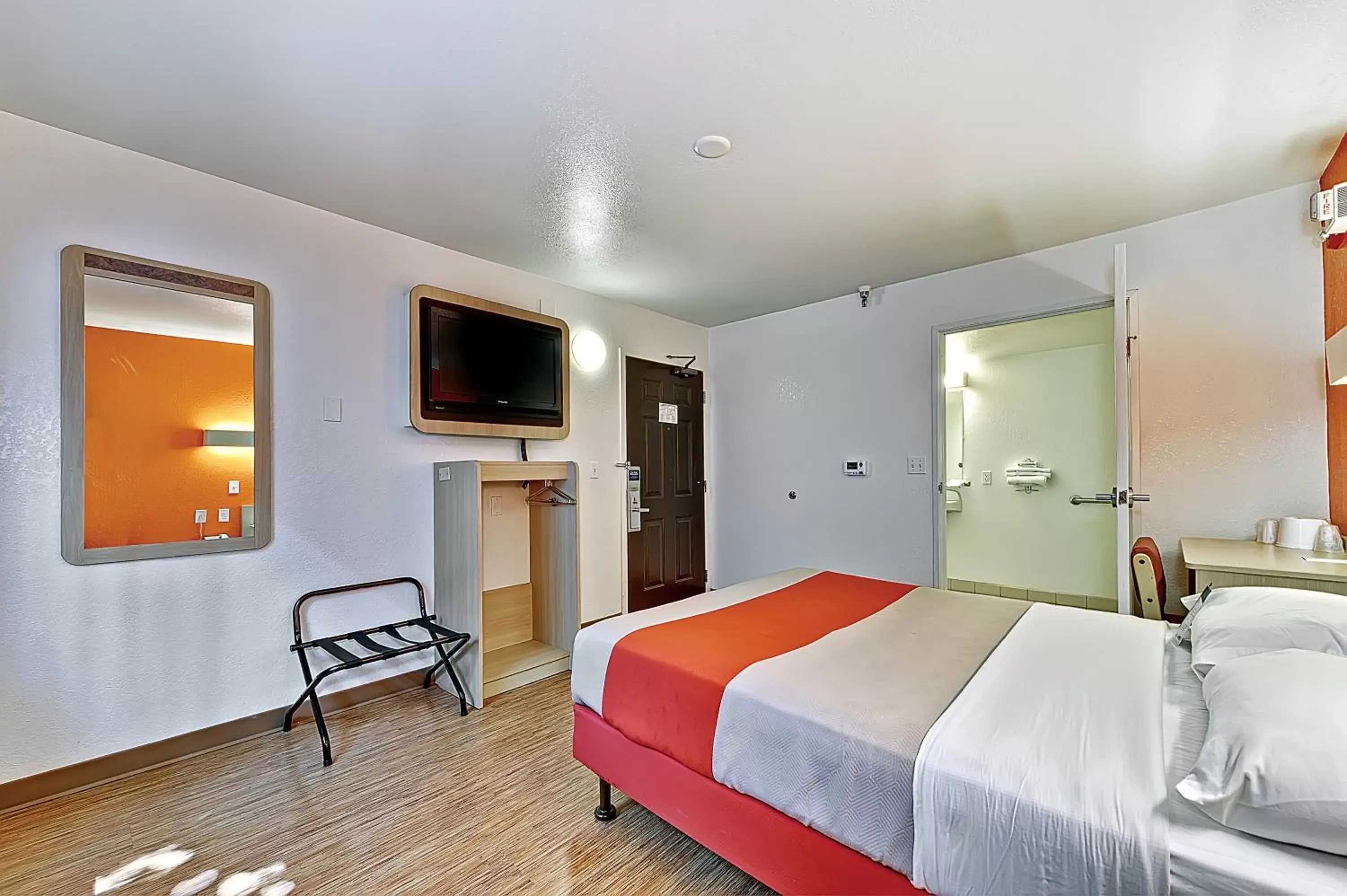 Bedroom, TV/Entertainment Center in Motel 6-Glenview, IL - Chicago North