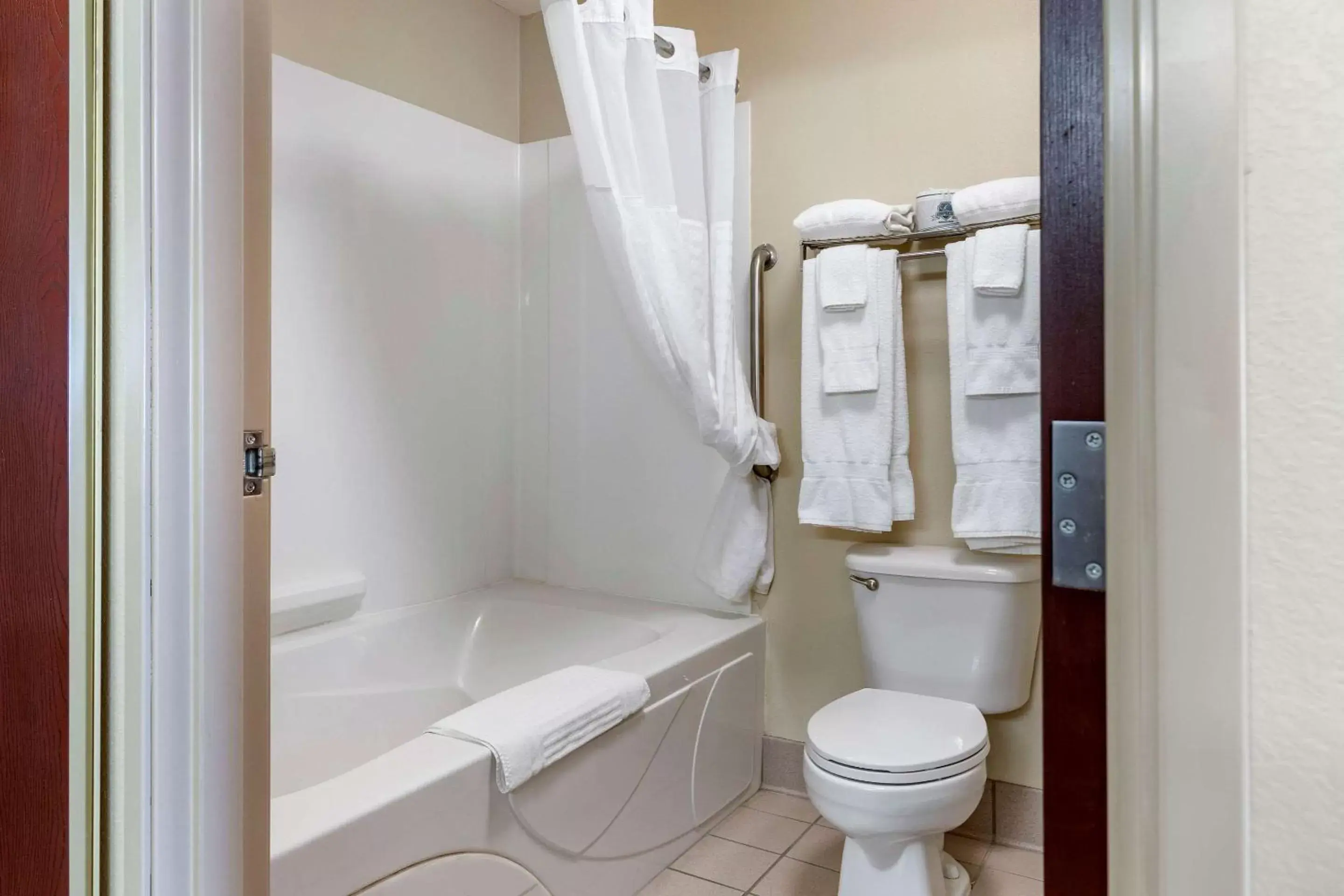 Photo of the whole room, Bathroom in Comfort Suites Grandville