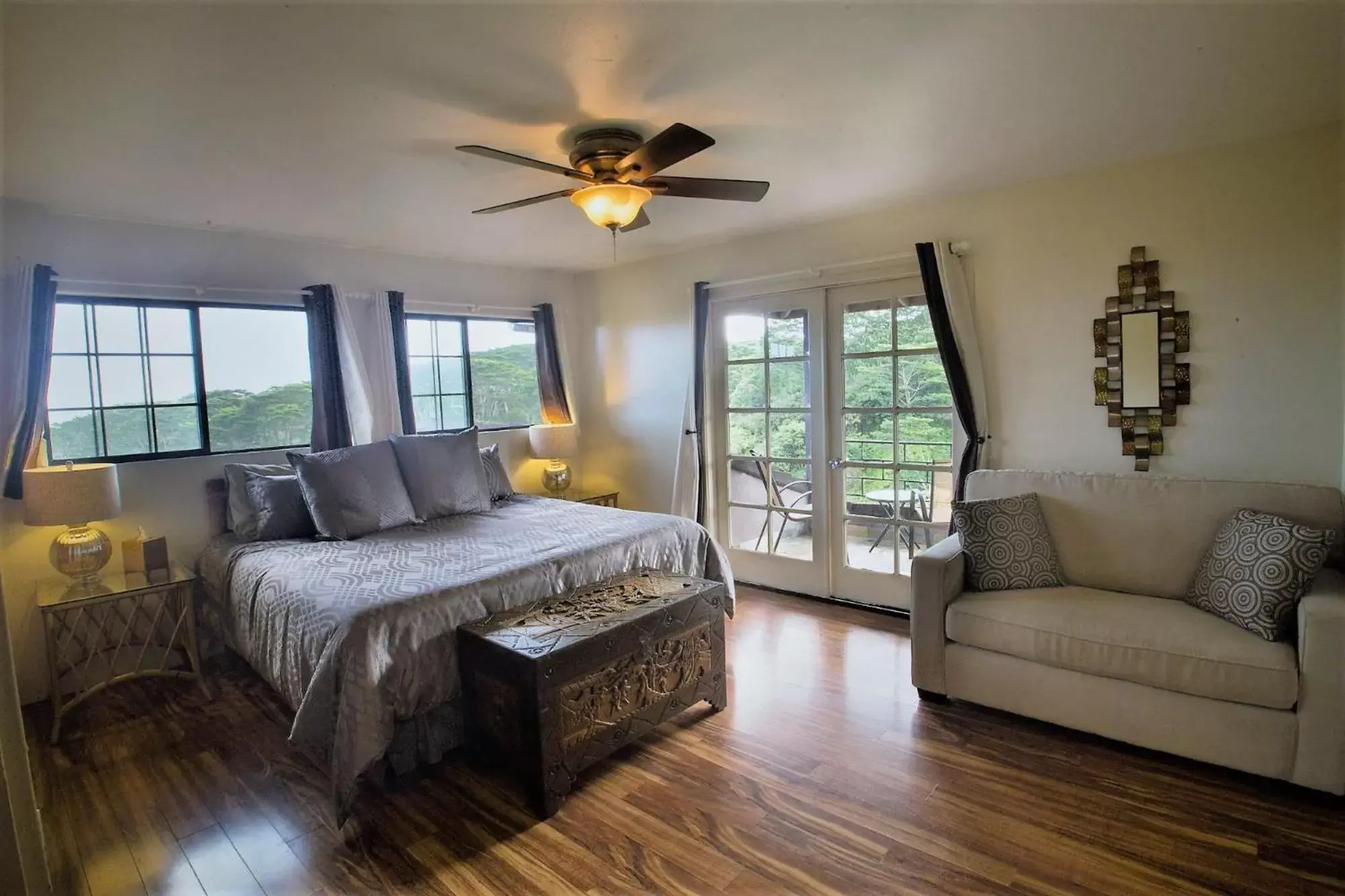 Premium King Room with Partial Waterfall View in The Inn at Kulaniapia Falls Premium King Room with Partial Waterfall View in The Inn at Kulaniapia Falls